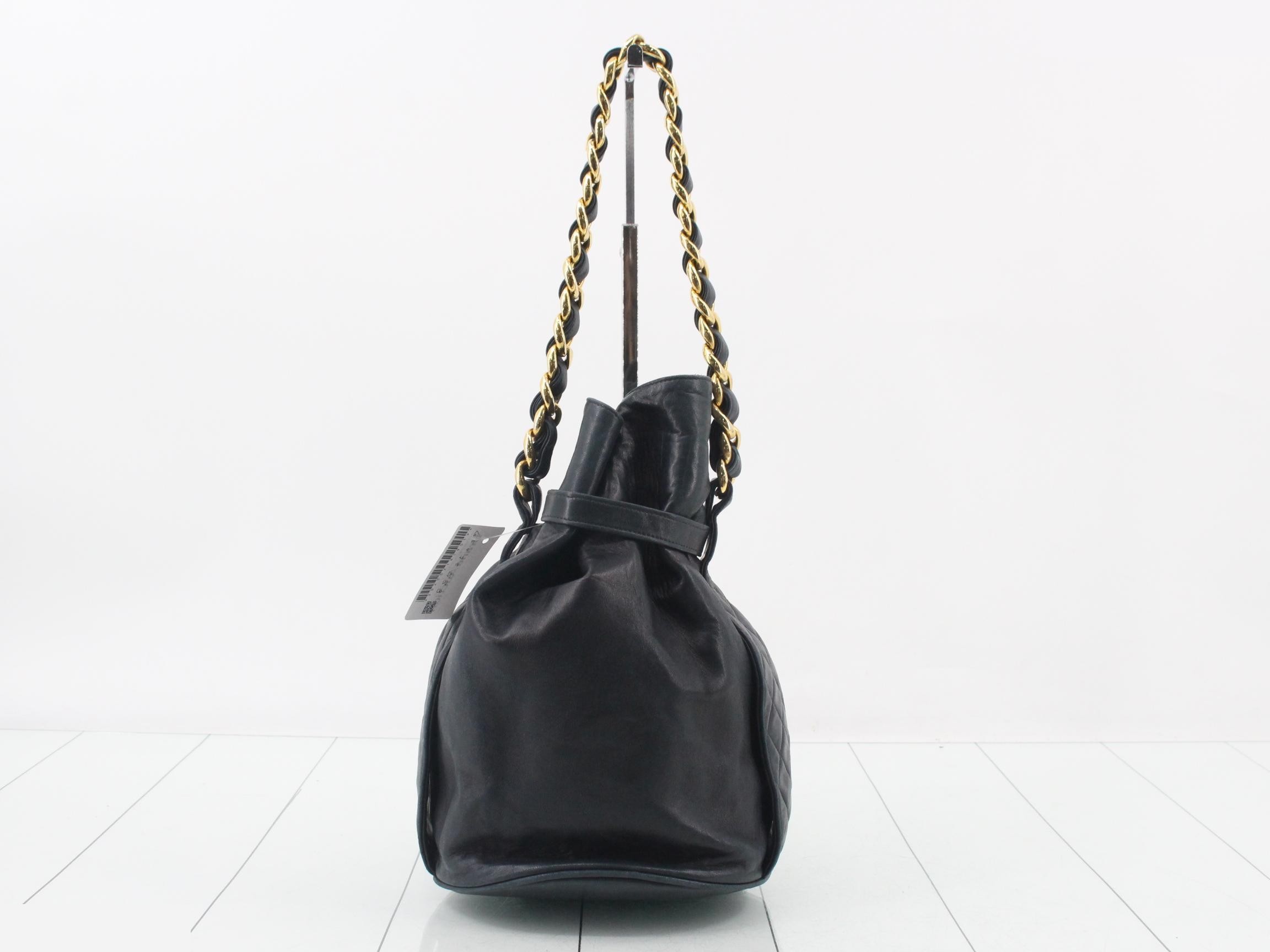 Matelassé belt drawstring handbag with Coco Mark — view 2