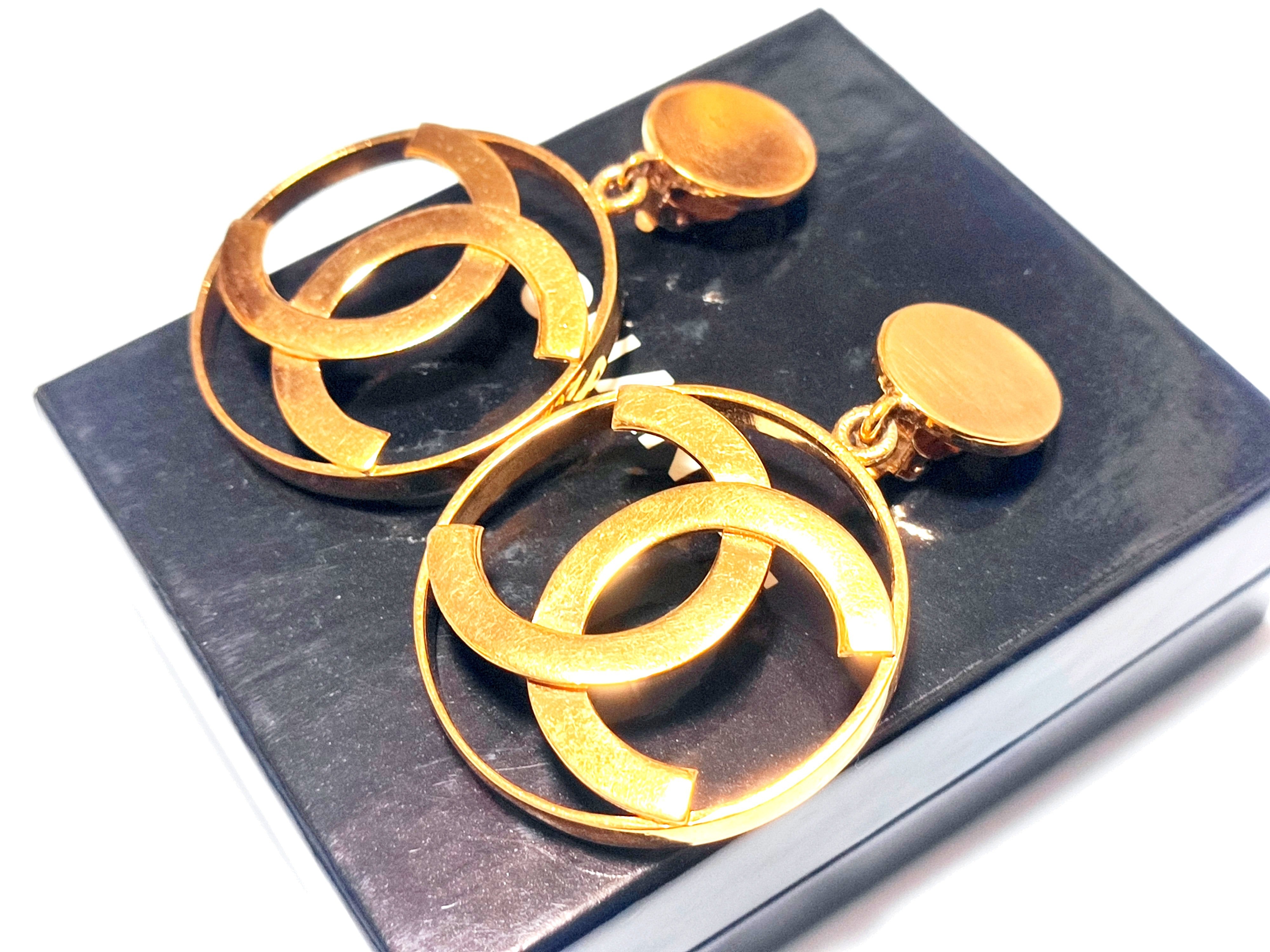 Big here mark circle swing earrings — view 4
