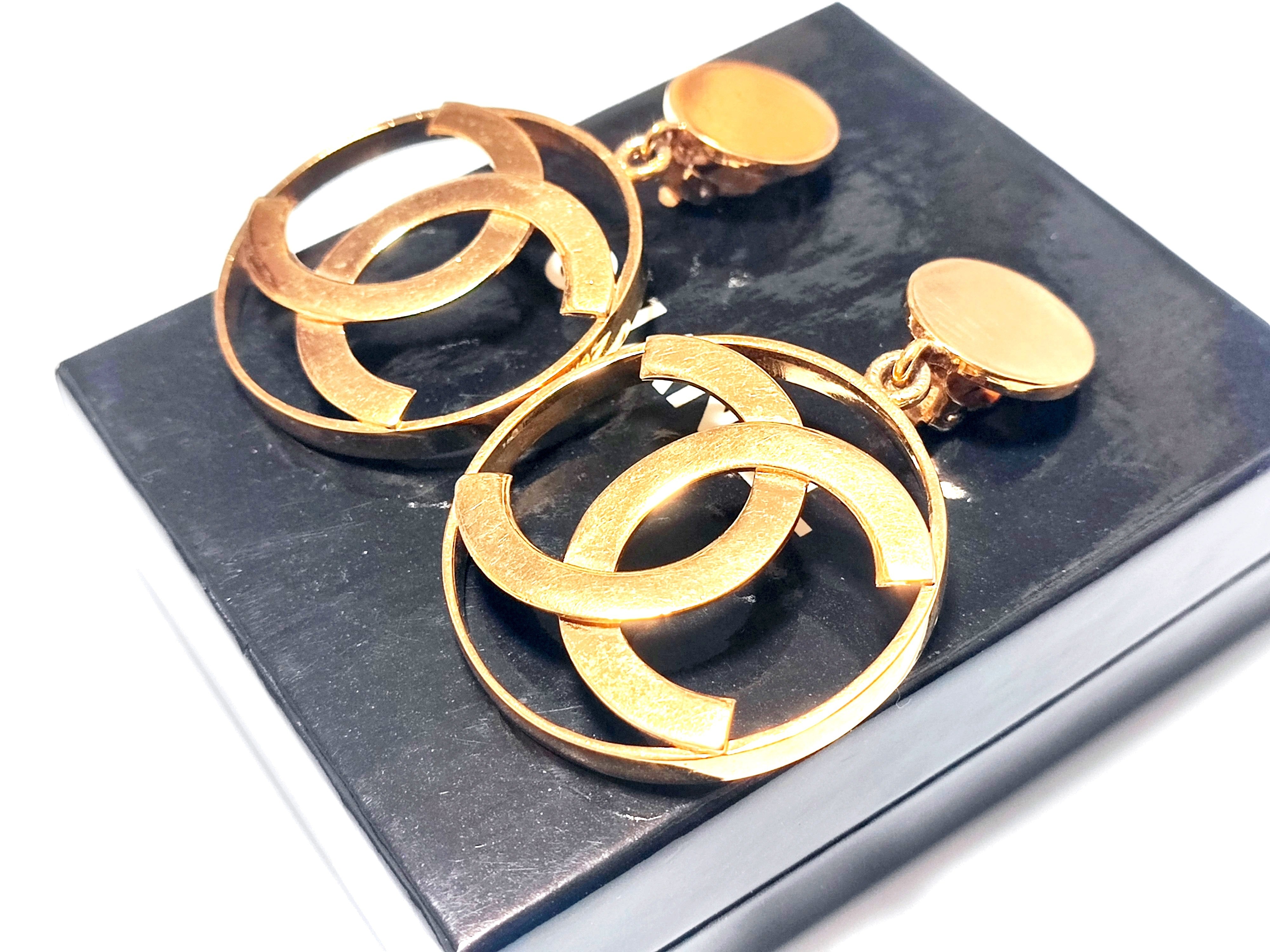 Big here mark circle swing earrings — view 5