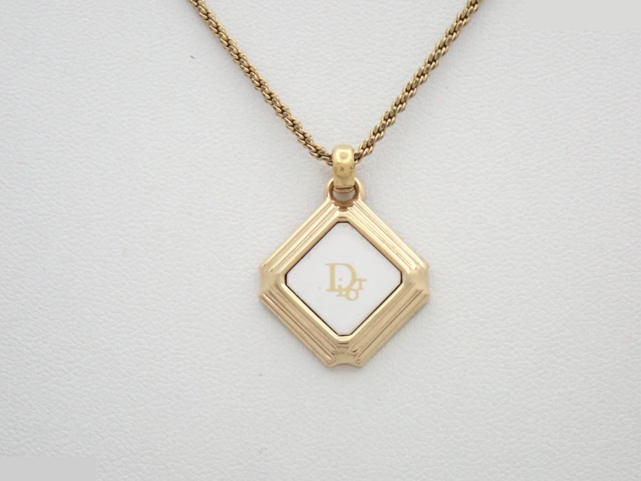 necklace, chain approximately 44cm