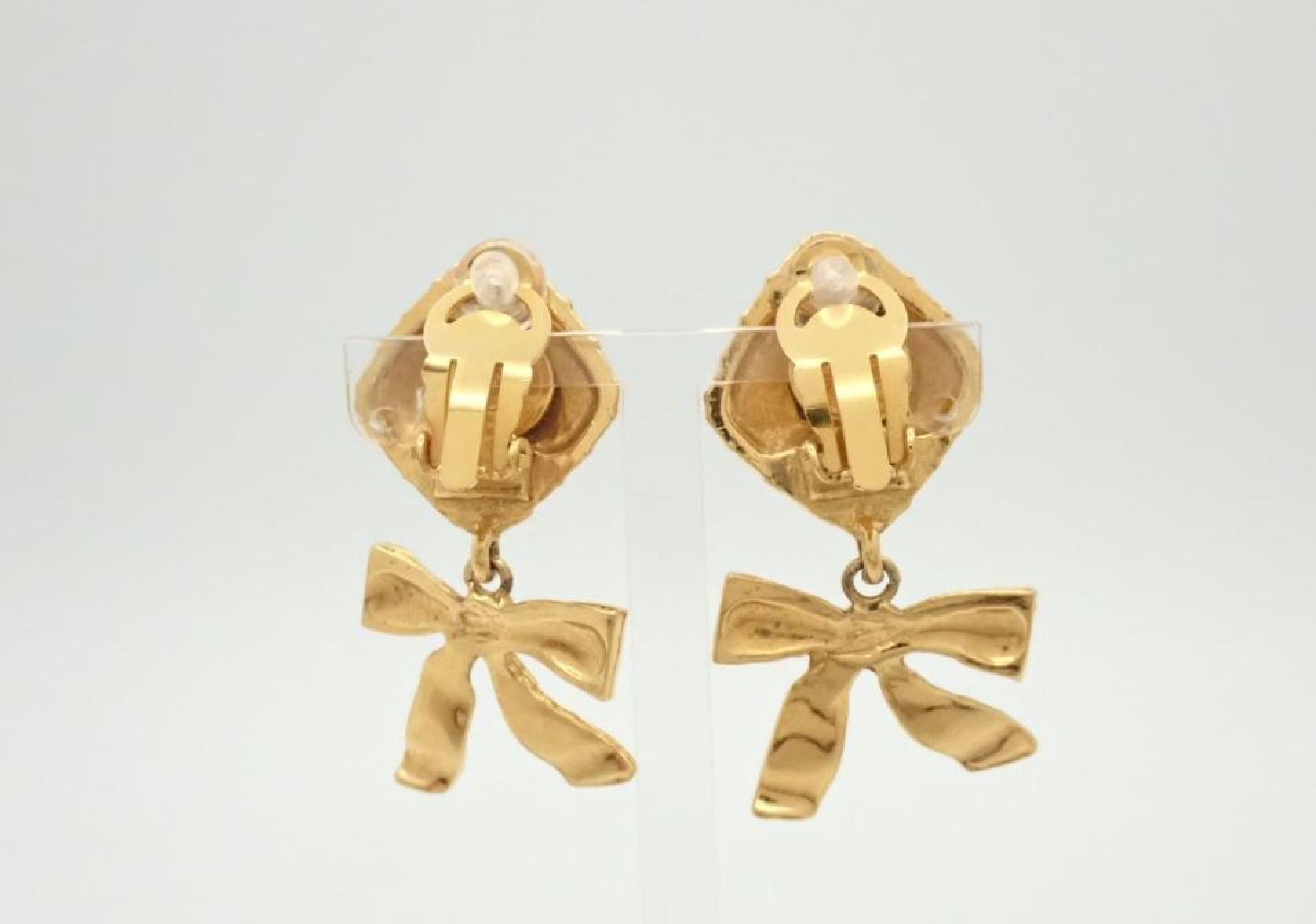 earrings, Coco Mark, gold, engraved. — view 2