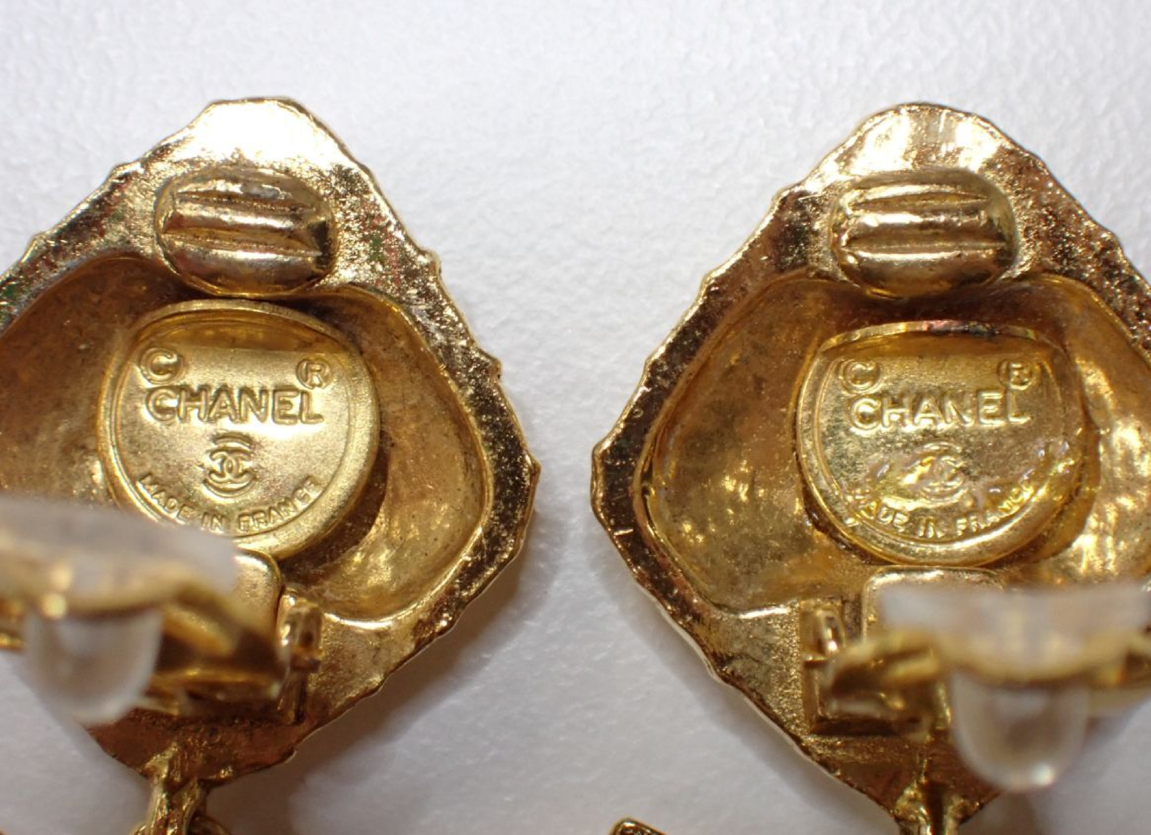 earrings, Coco Mark, gold, engraved. — view 4