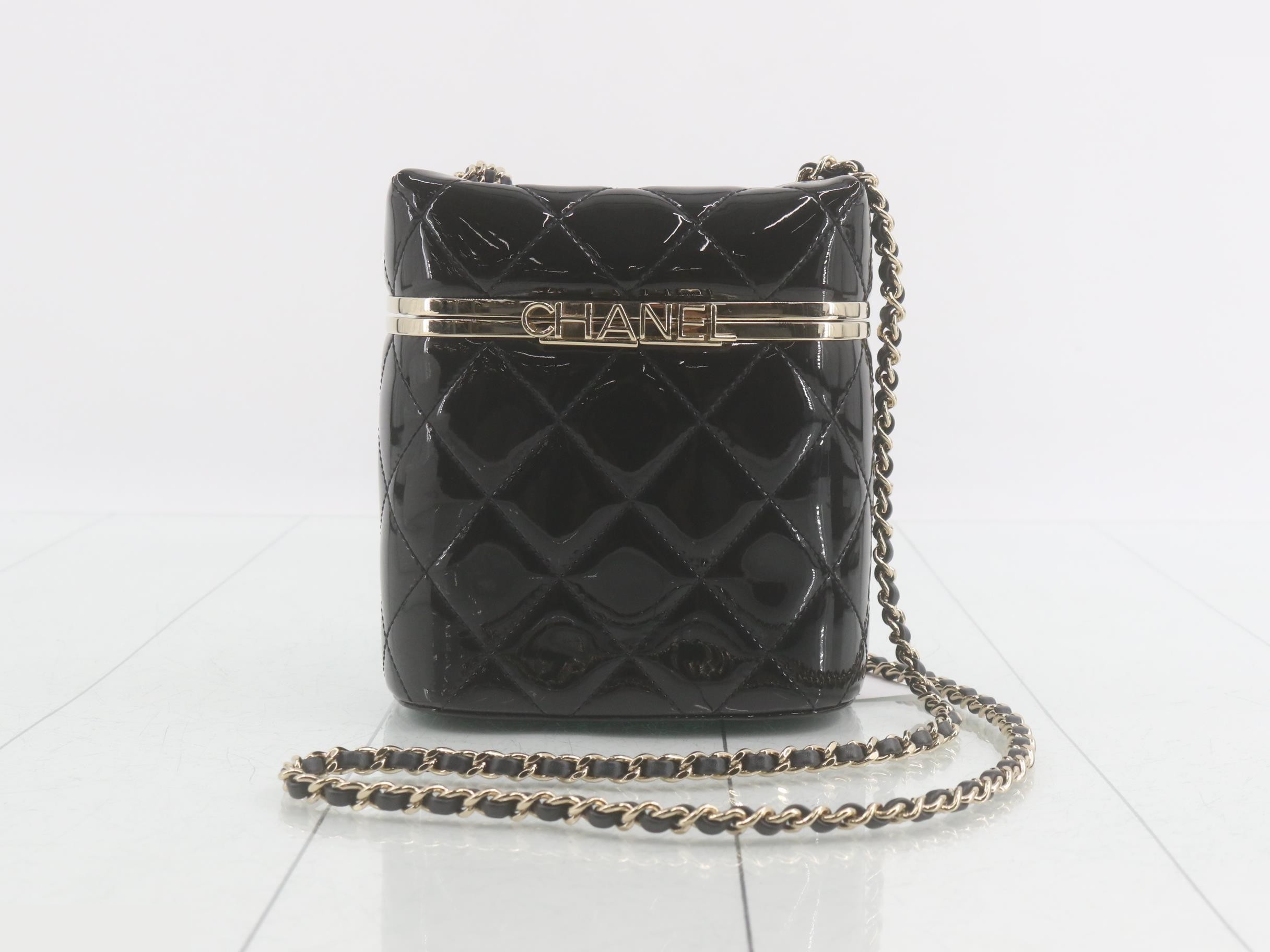 Enamel logo hardware 2-way vanity case
