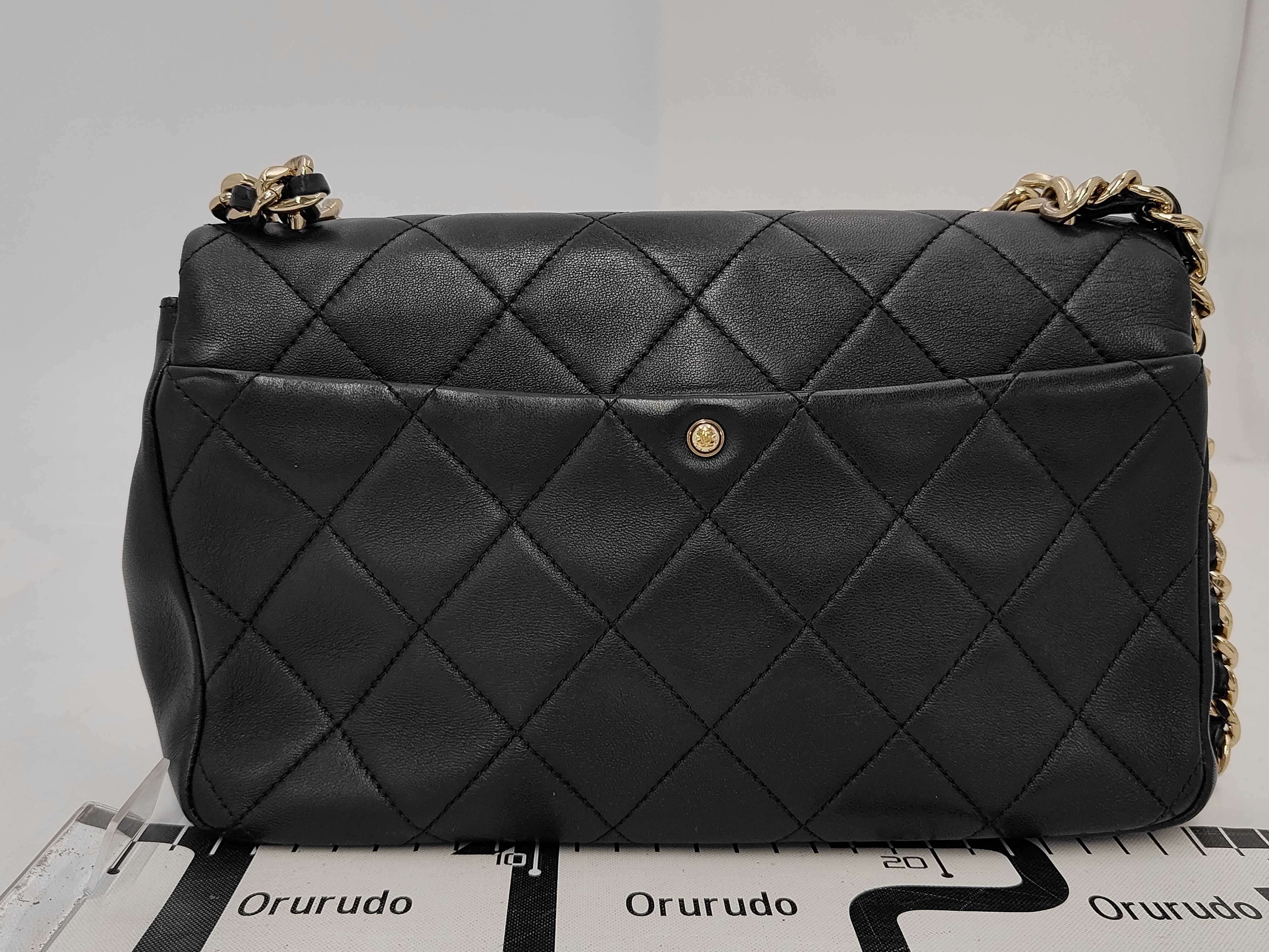 Matelassé Chain Shoulder Bag, with original sticker, serial number in the 29 range. — view 2