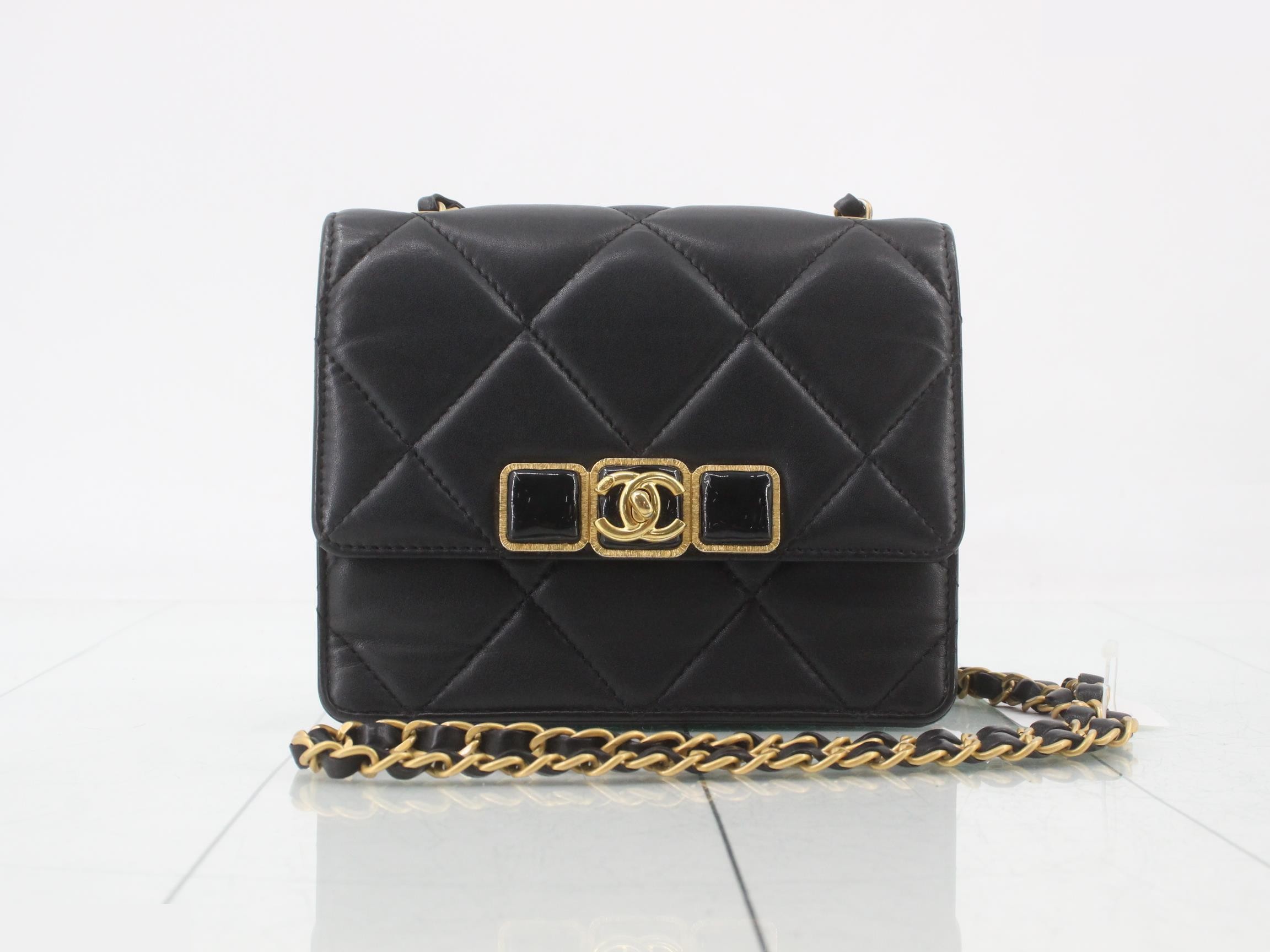 Matelassé chain shoulder bag, lambskin, with plate.