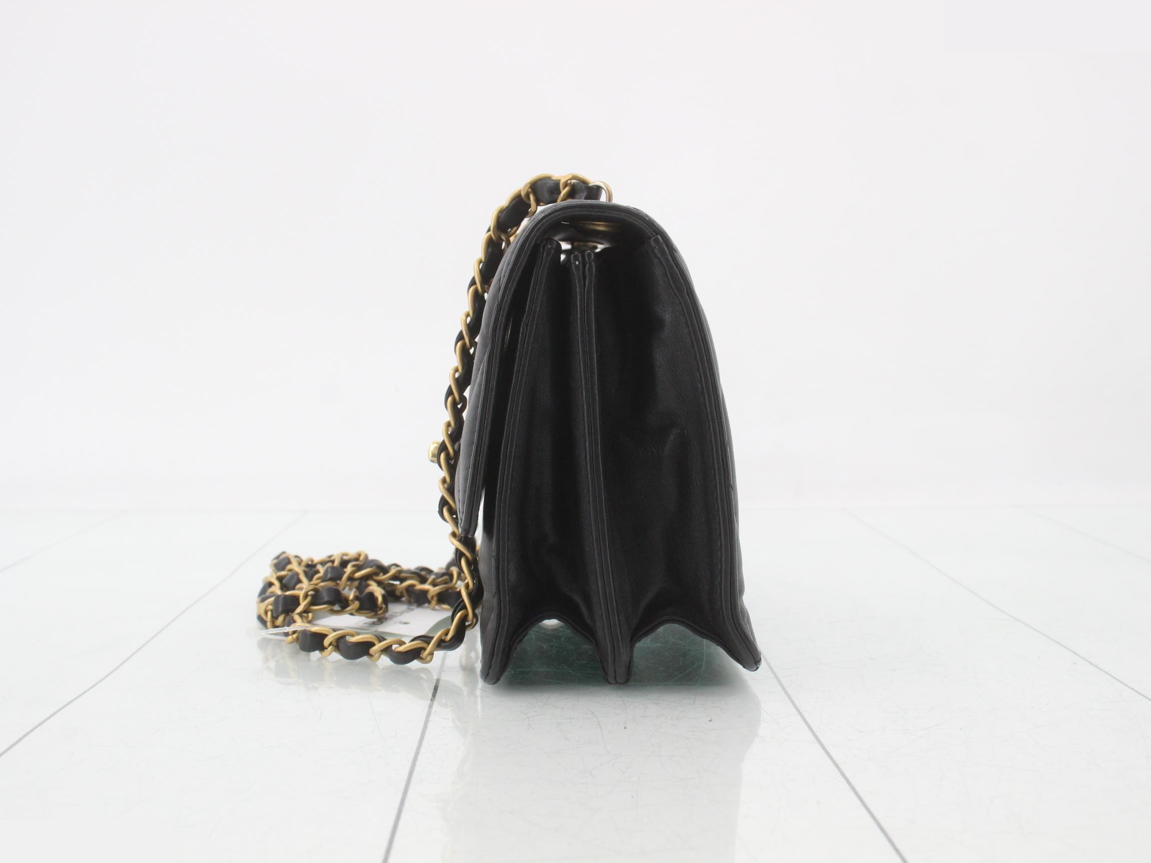 Matelassé chain shoulder bag, lambskin, with plate. — view 3