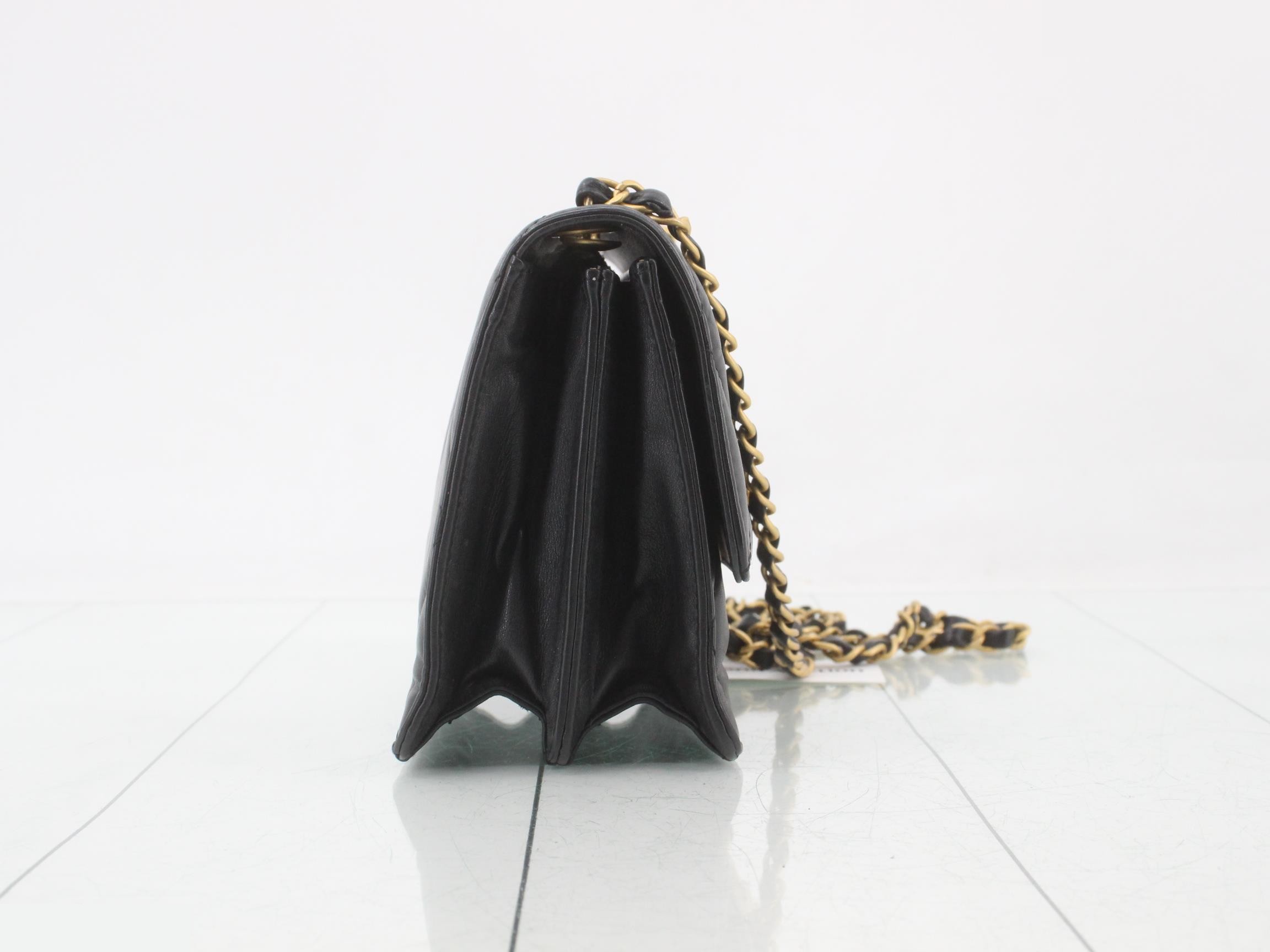 Matelassé chain shoulder bag, lambskin, with plate. — view 4