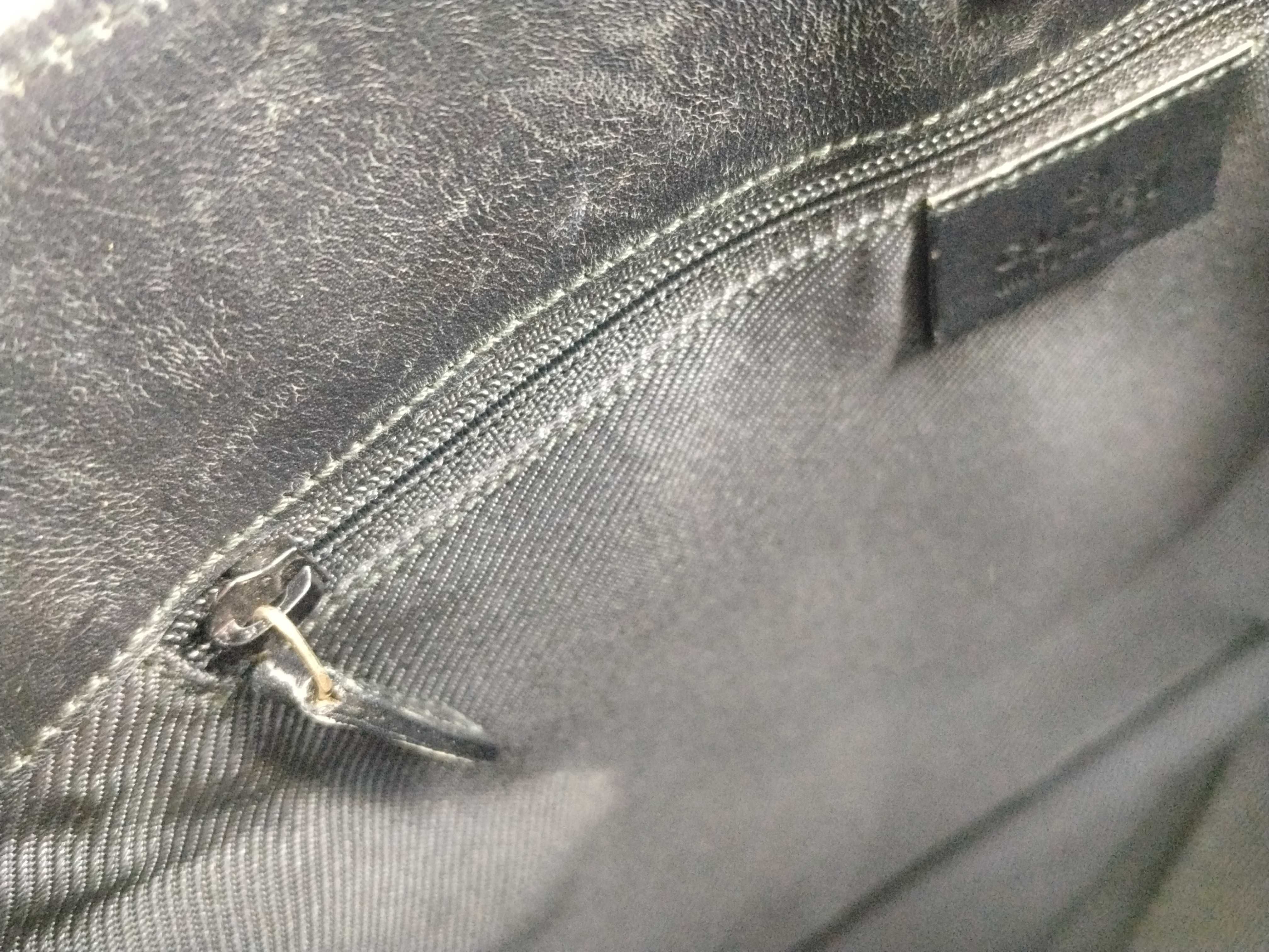 GG Canvas Bag / Gucci Handbag — view 13