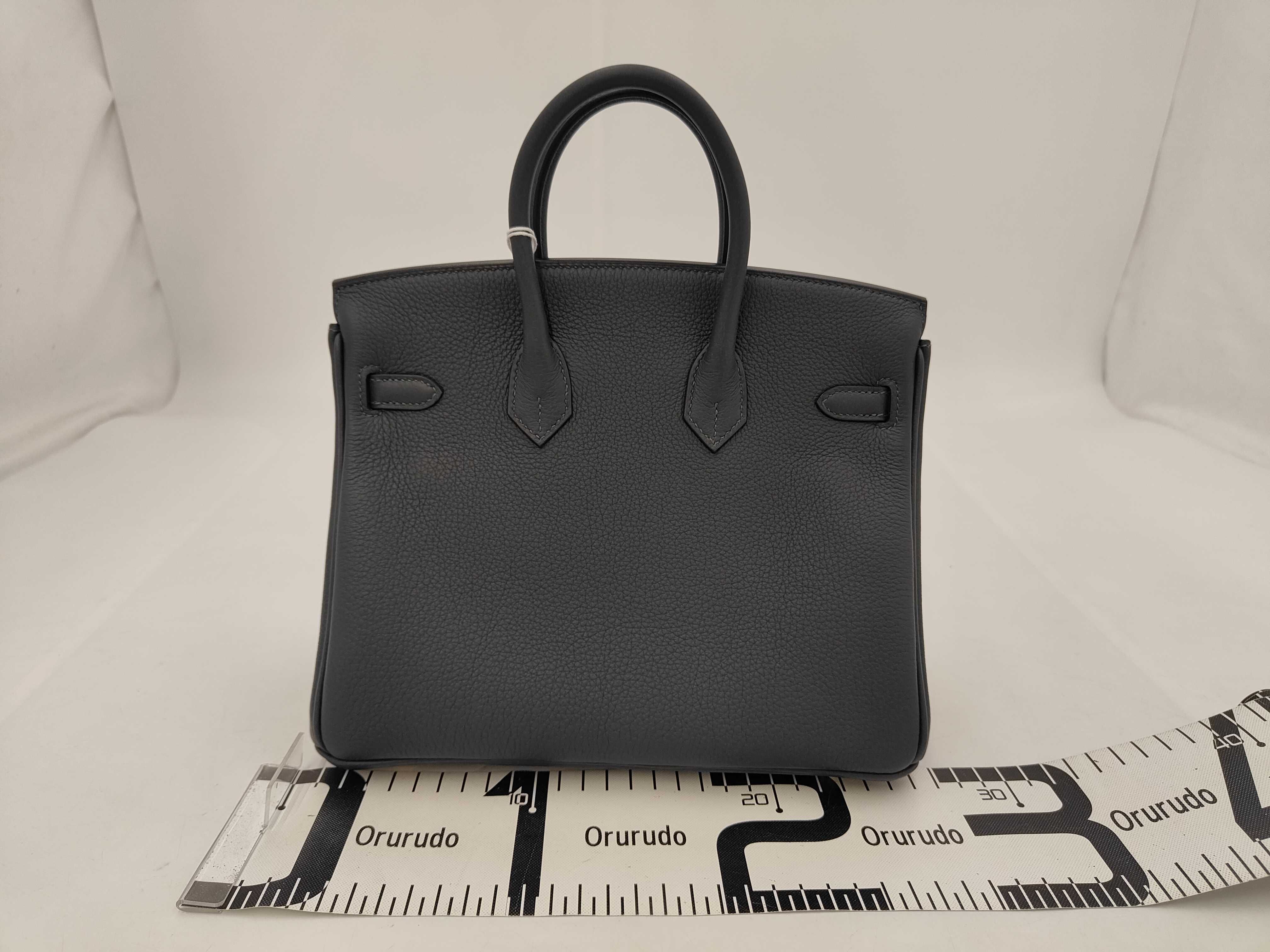 Birkin 25 Gris Misty, Gold Hardware, Gold Stamp, Togo Leather, Gray Handbag — view 2