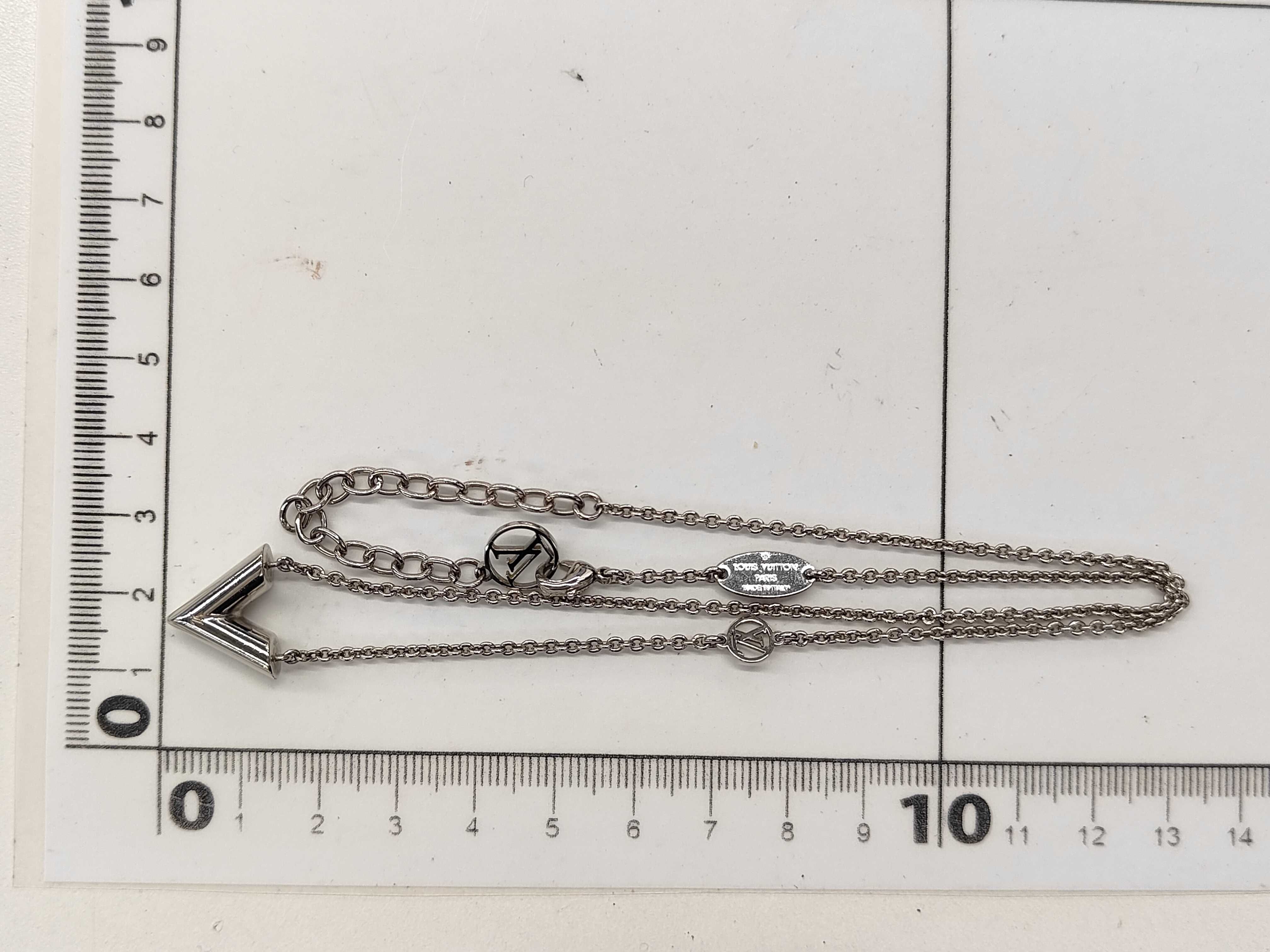LV Essential V Necklace — view 6