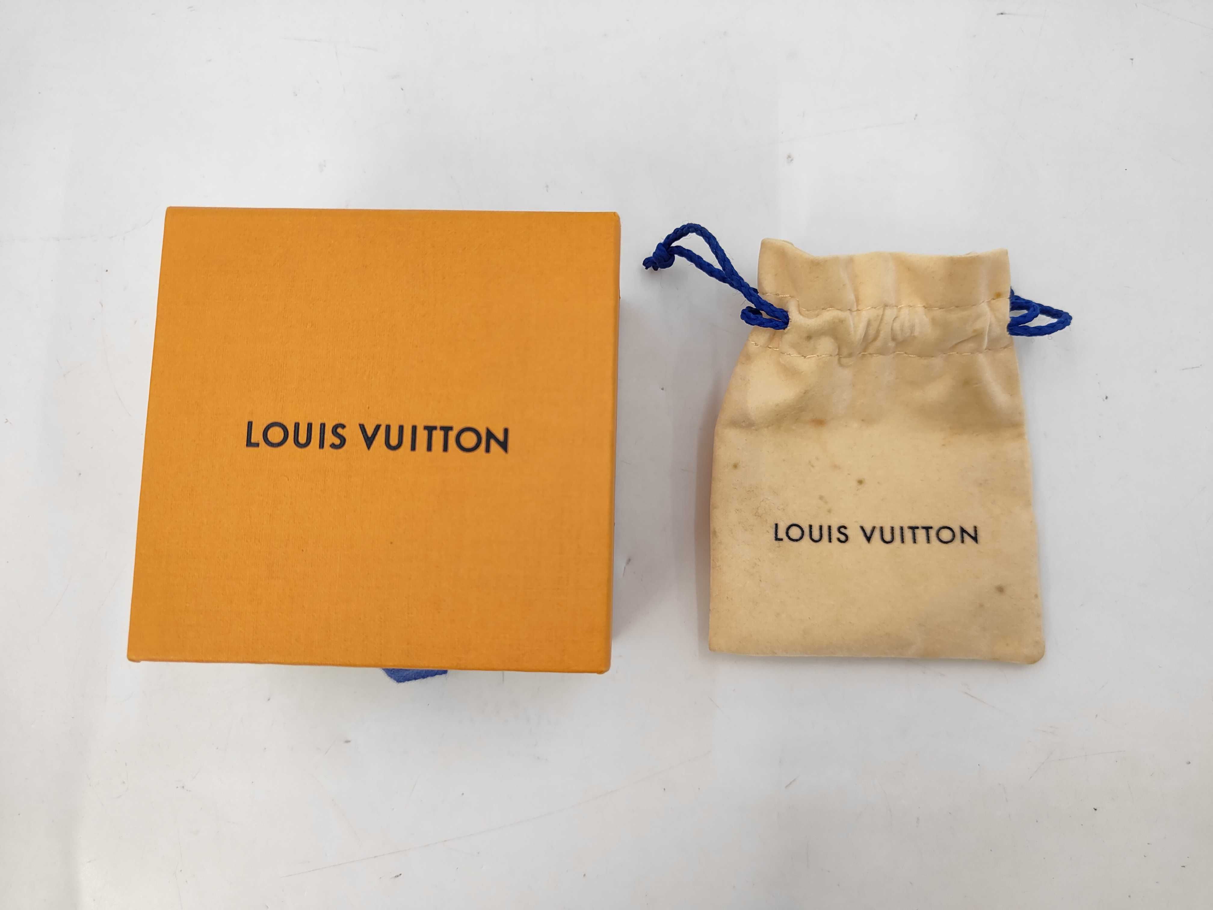 LV Essential V Necklace — view 7