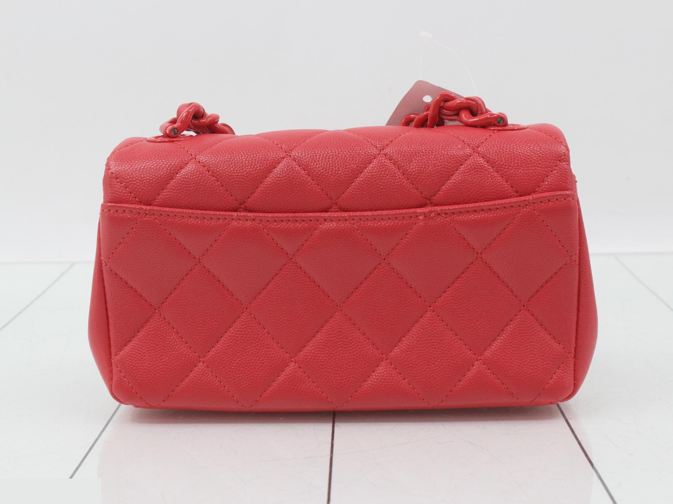 Matelassé caviar leather chain shoulder bag with Coco Mark, red — view 2