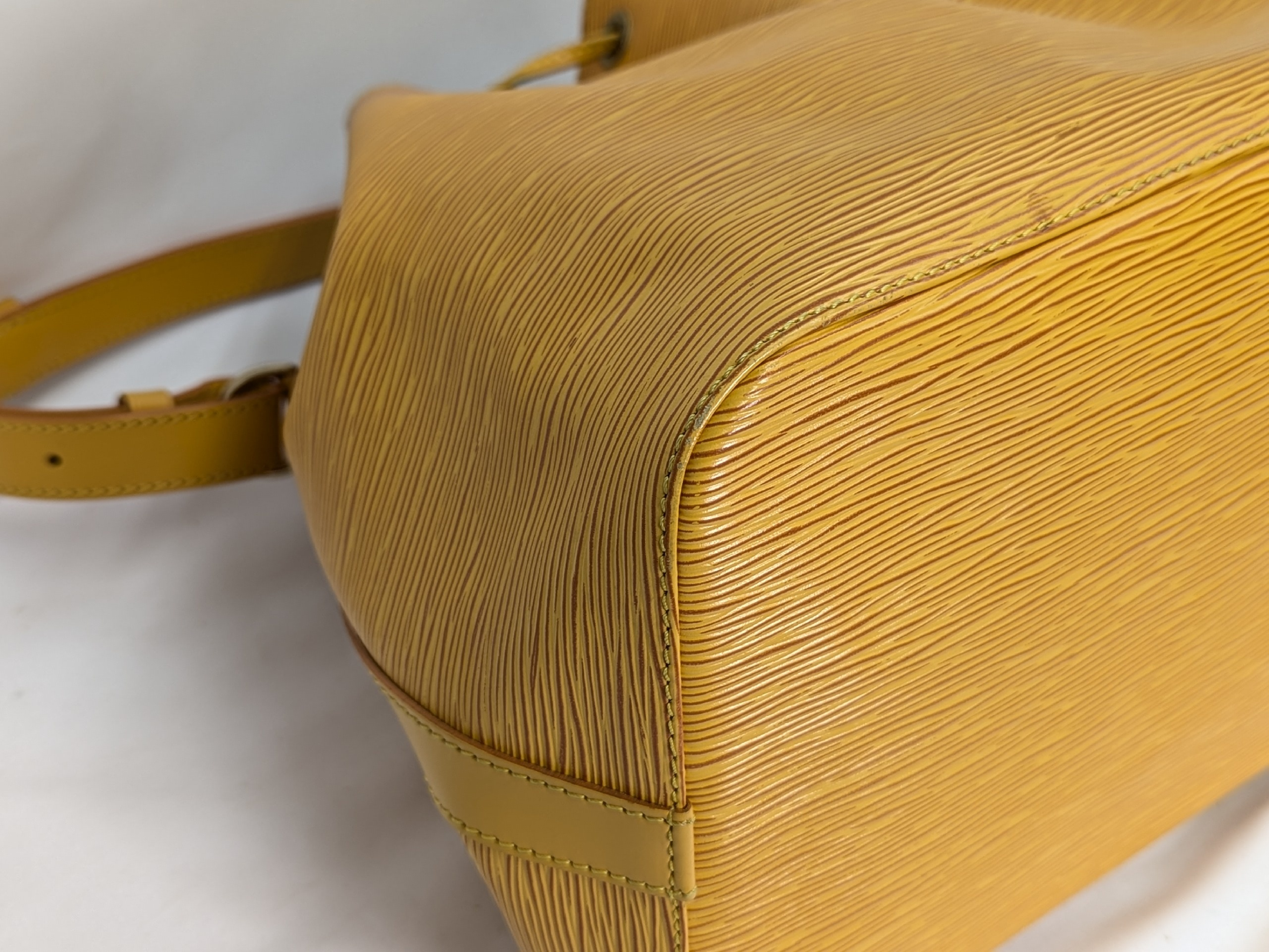 Epi Petit Noé Shoulder Bag — view 3