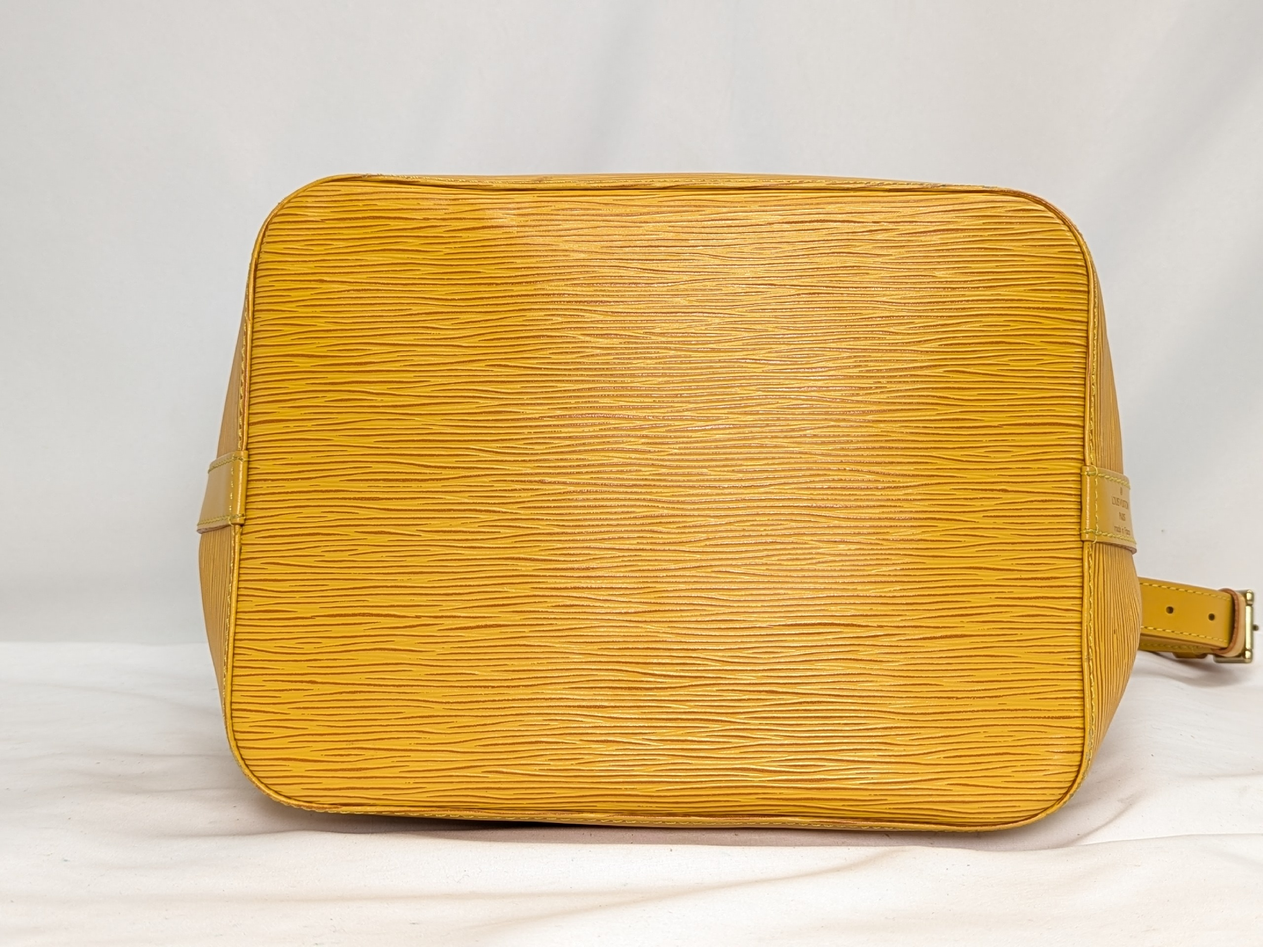 Epi Petit Noé Shoulder Bag — view 5