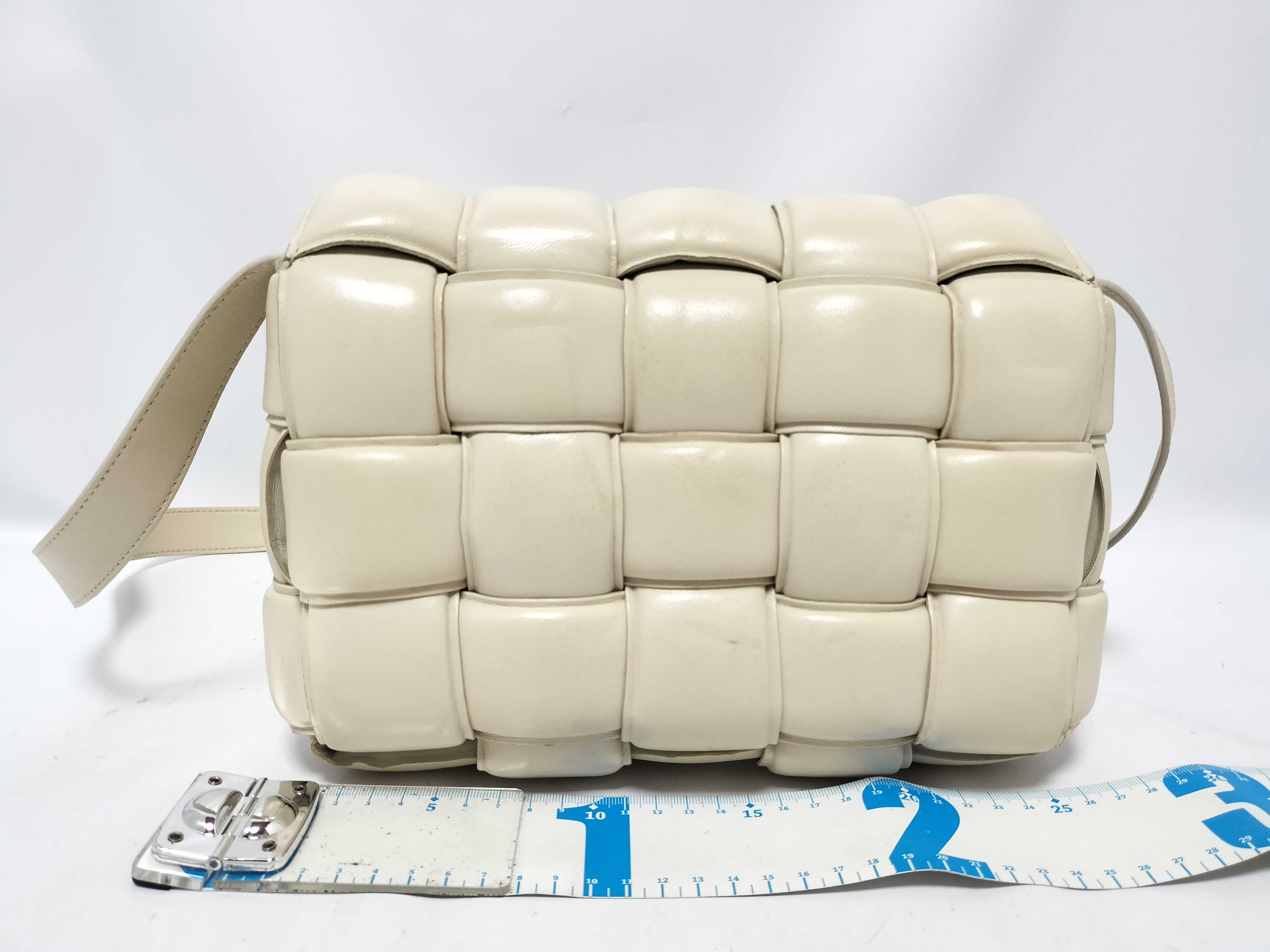 Intrecciato Bottega Veneta Maxi Intrecciato Padded Cassette Leather Shoulder Bag White Shoulder Bag — view 2