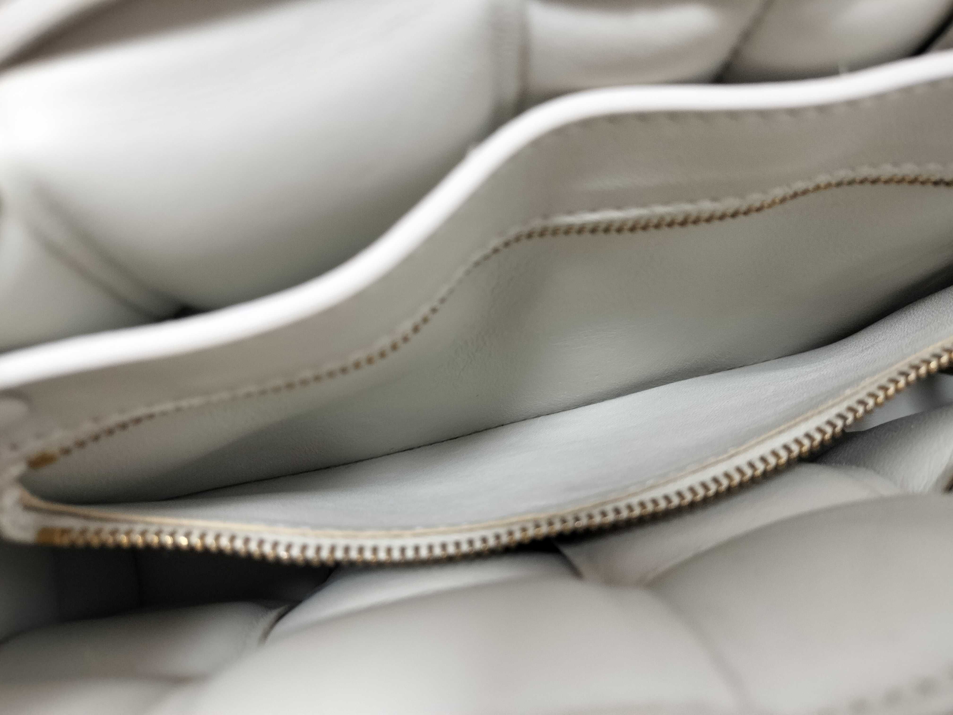 Intrecciato Bottega Veneta Maxi Intrecciato Padded Cassette Leather Shoulder Bag White Shoulder Bag — view 11