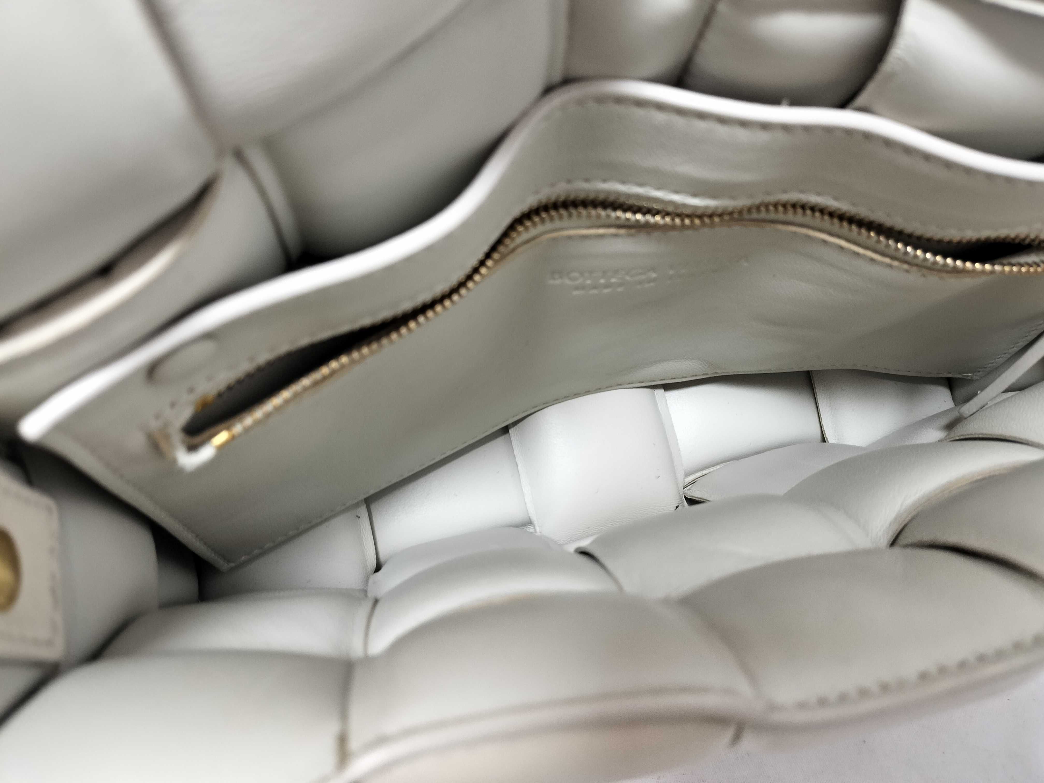 Intrecciato Bottega Veneta Maxi Intrecciato Padded Cassette Leather Shoulder Bag White Shoulder Bag — view 12