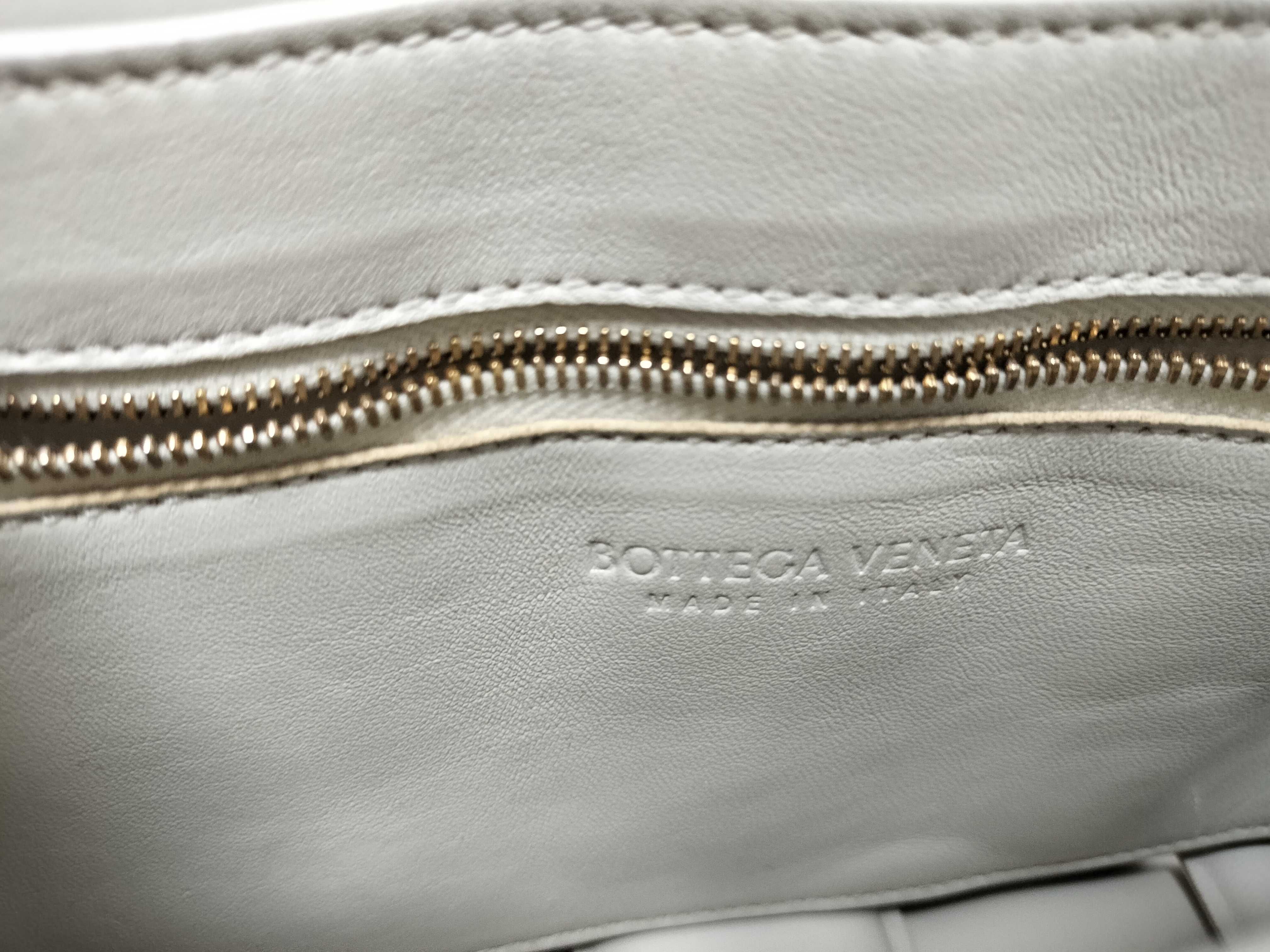 Intrecciato Bottega Veneta Maxi Intrecciato Padded Cassette Leather Shoulder Bag White Shoulder Bag — view 13