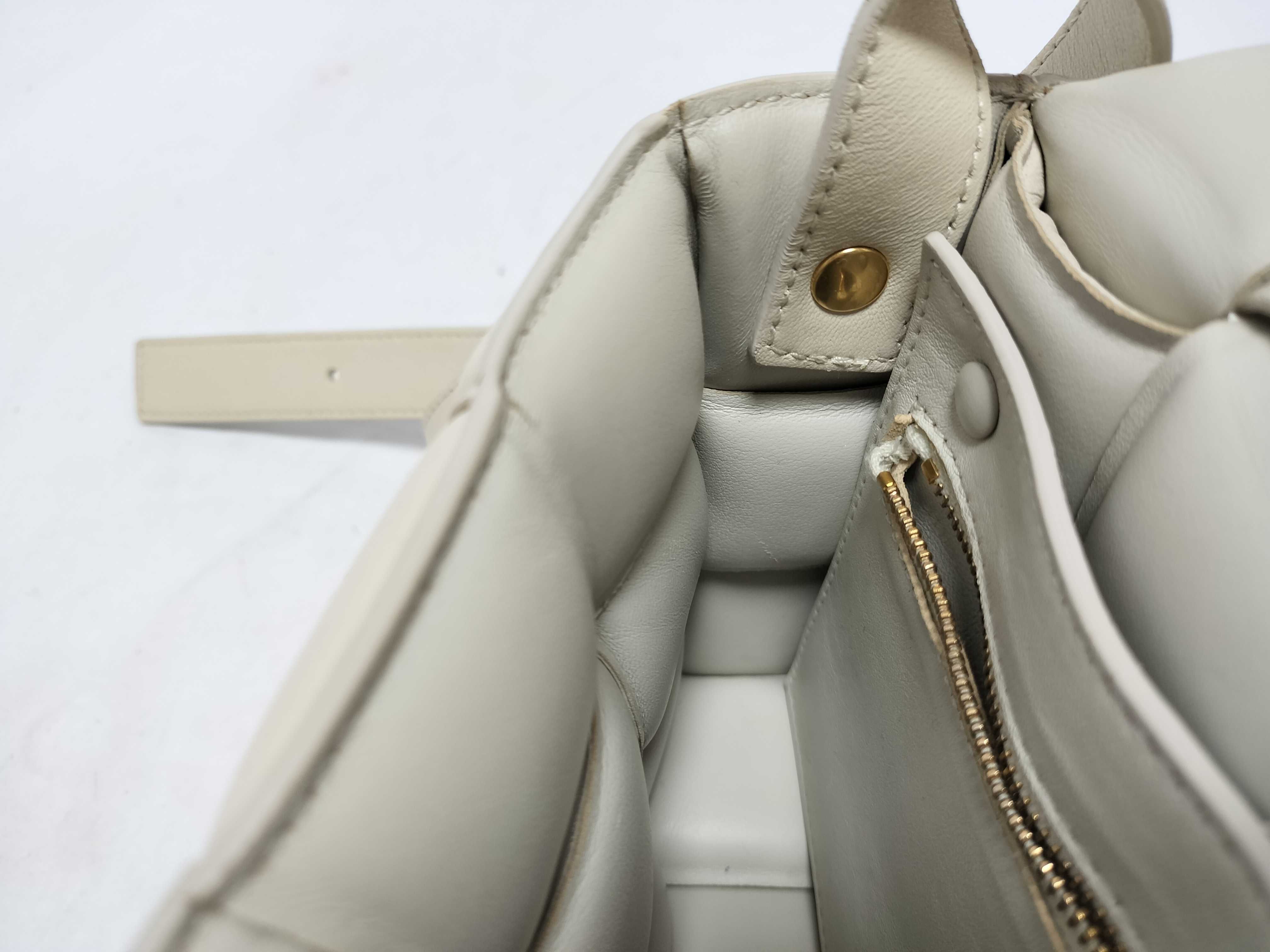 Intrecciato Bottega Veneta Maxi Intrecciato Padded Cassette Leather Shoulder Bag White Shoulder Bag — view 14