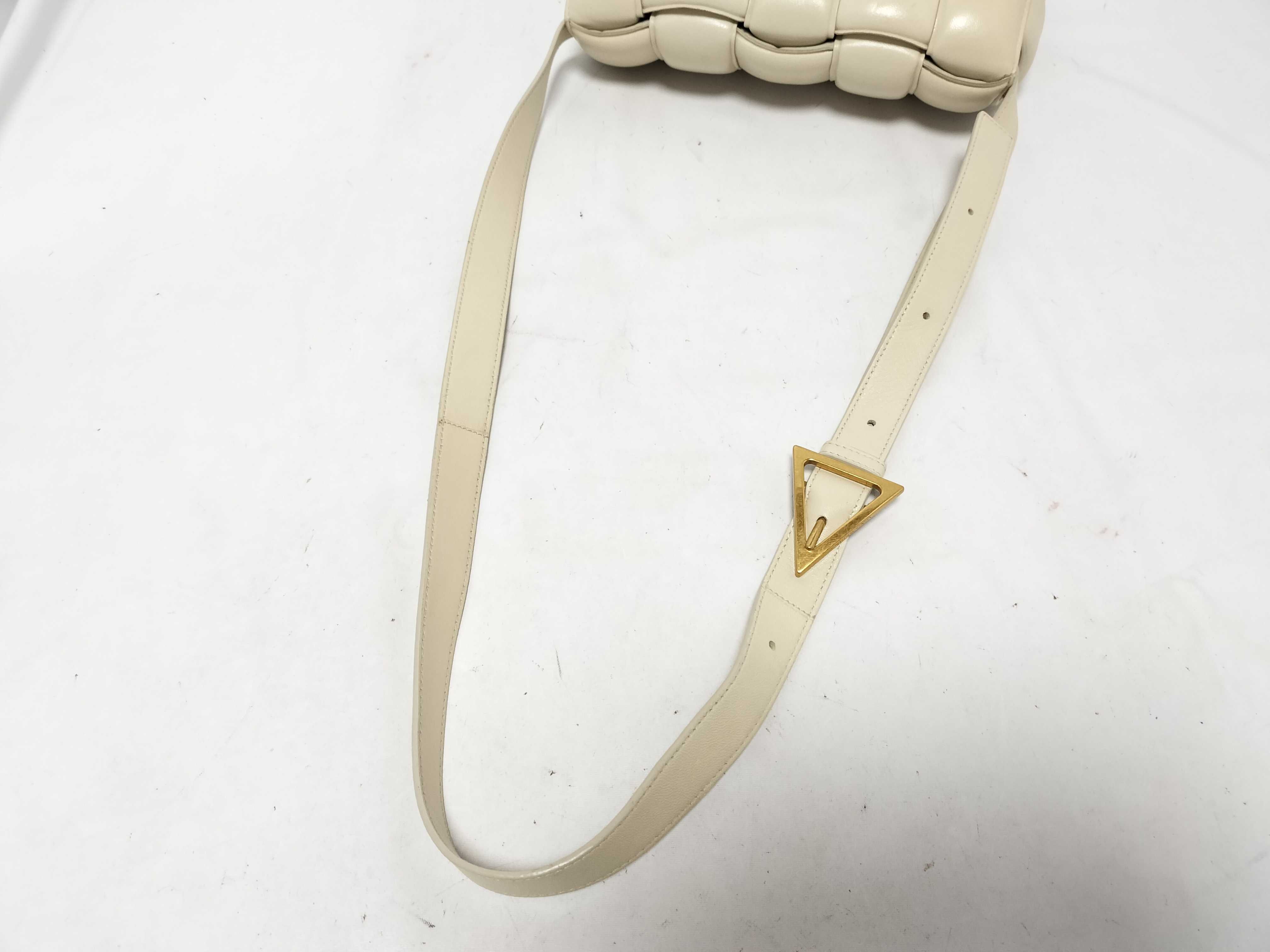 Intrecciato Bottega Veneta Maxi Intrecciato Padded Cassette Leather Shoulder Bag White Shoulder Bag — view 3