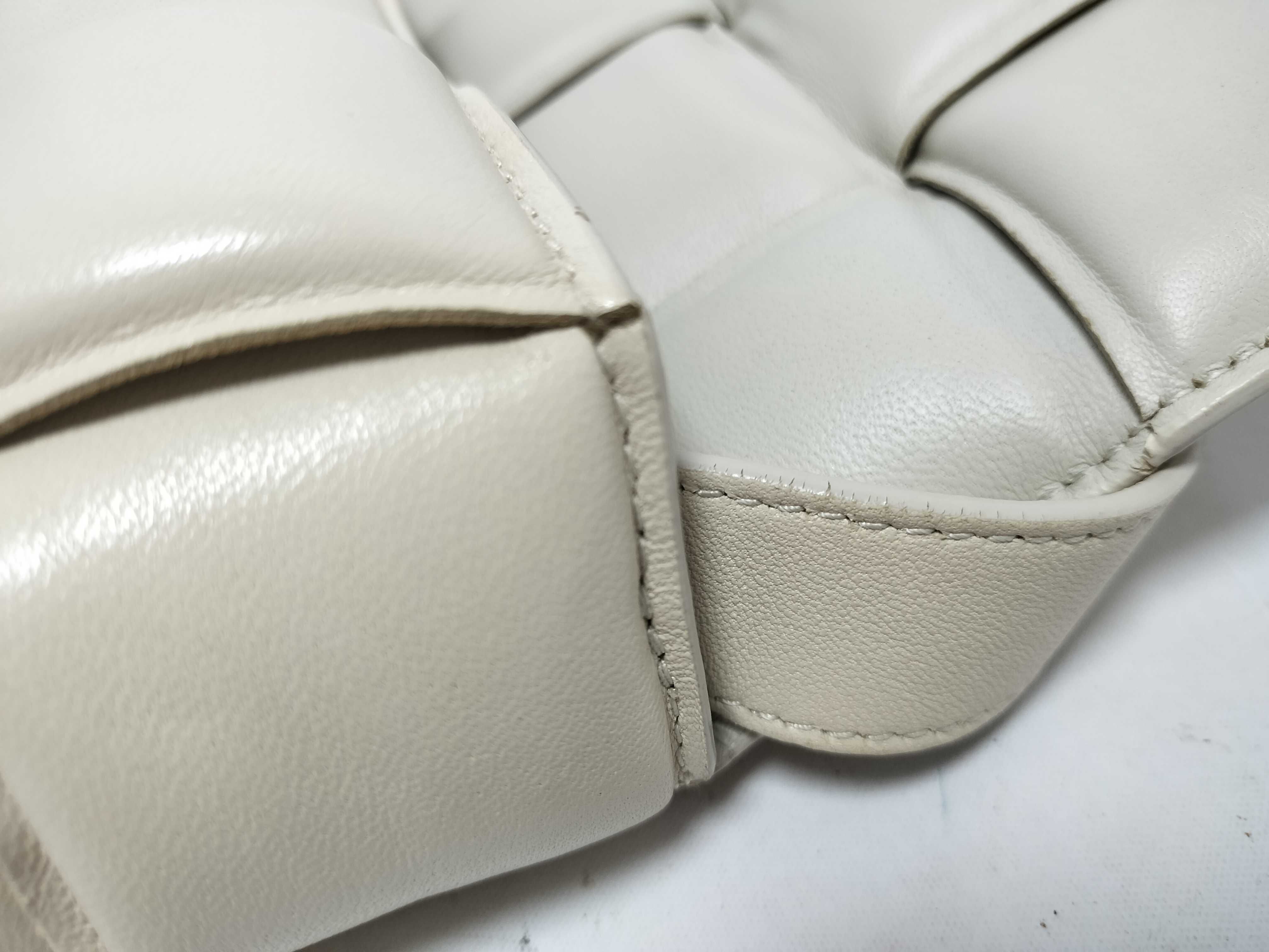 Intrecciato Bottega Veneta Maxi Intrecciato Padded Cassette Leather Shoulder Bag White Shoulder Bag — view 6