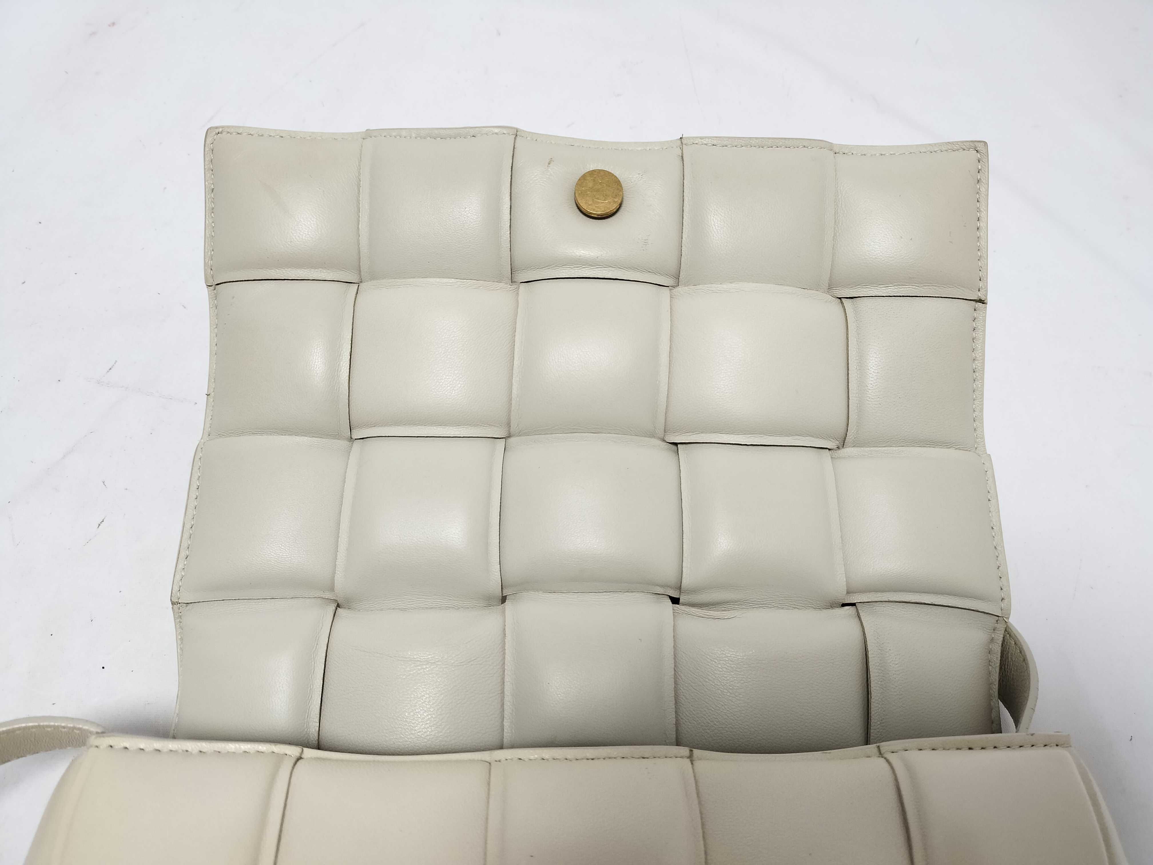 Intrecciato Bottega Veneta Maxi Intrecciato Padded Cassette Leather Shoulder Bag White Shoulder Bag — view 7