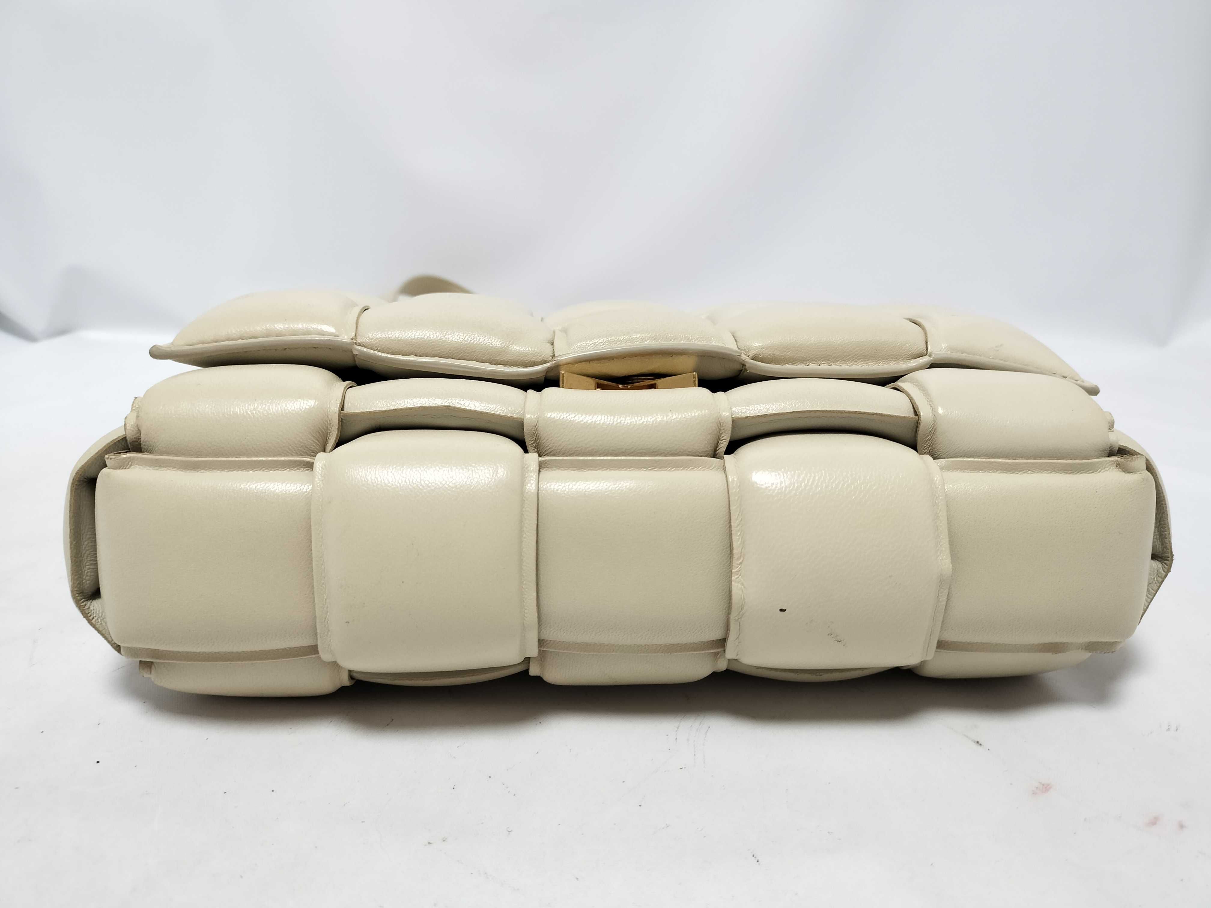 Intrecciato Bottega Veneta Maxi Intrecciato Padded Cassette Leather Shoulder Bag White Shoulder Bag — view 8