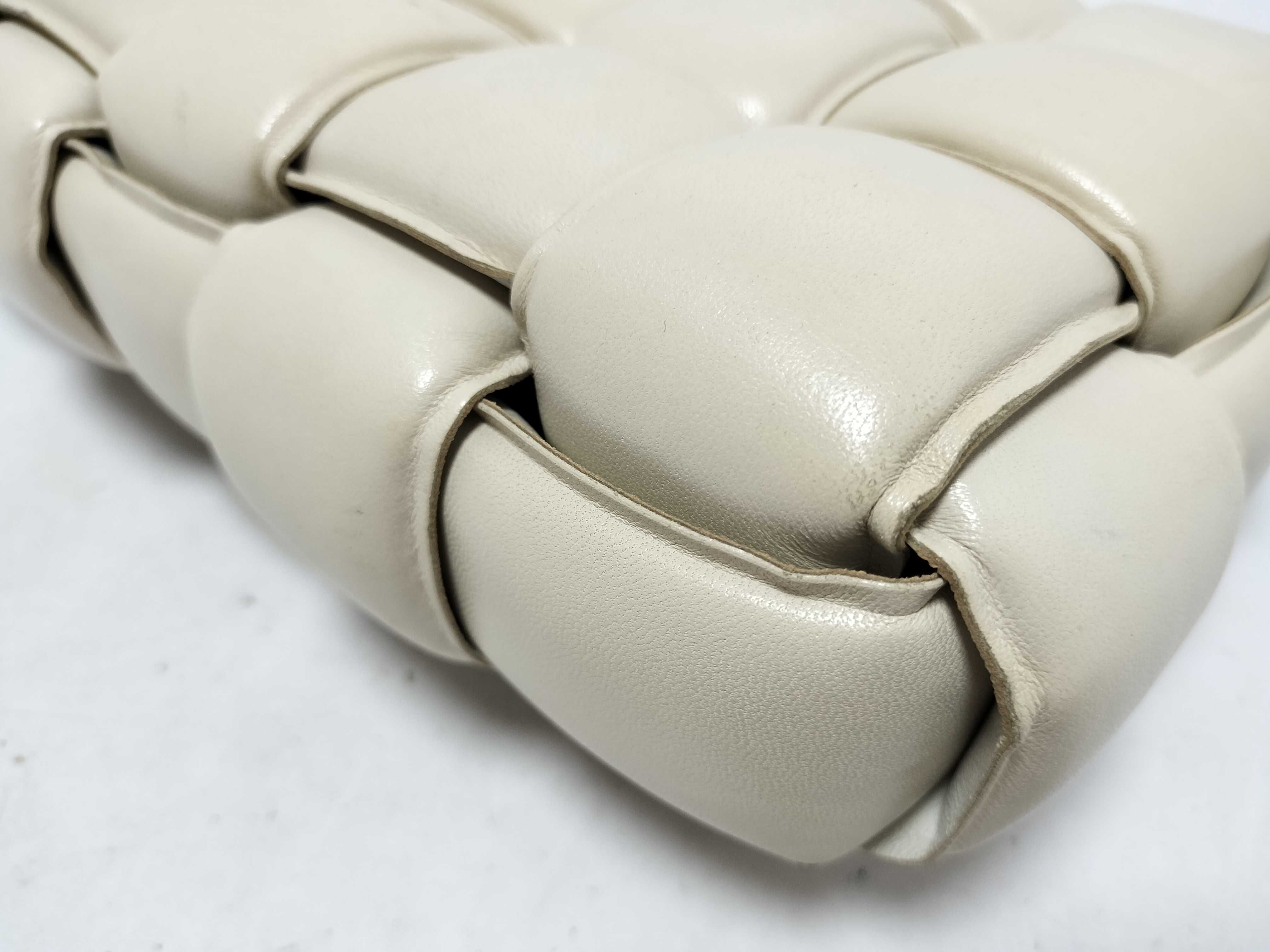 Intrecciato Bottega Veneta Maxi Intrecciato Padded Cassette Leather Shoulder Bag White Shoulder Bag — view 9
