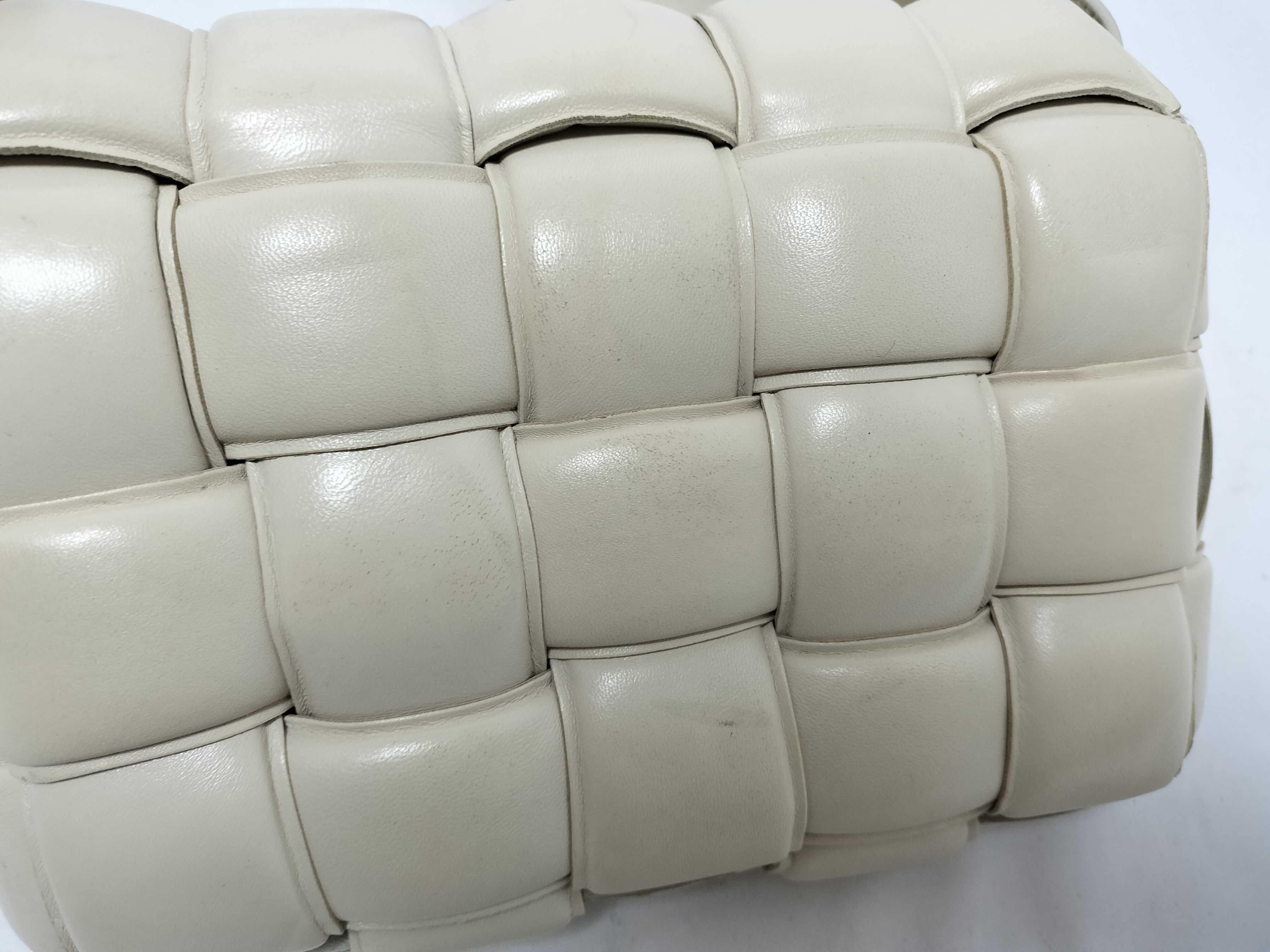 Intrecciato Bottega Veneta Maxi Intrecciato Padded Cassette Leather Shoulder Bag White Shoulder Bag — view 10