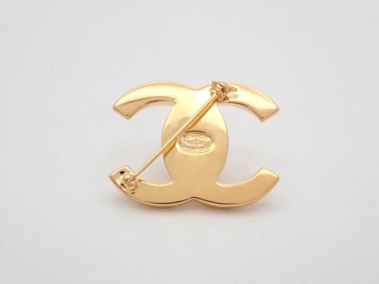 brooch, model 96A, turn-lock closure, gold, 3.7 cm wide. — view 2
