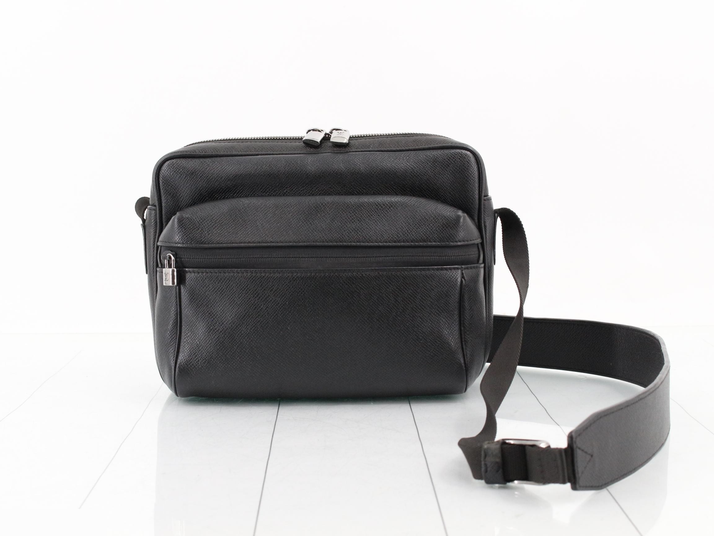 Taiga Messenger PM Shoulder Bag, Black