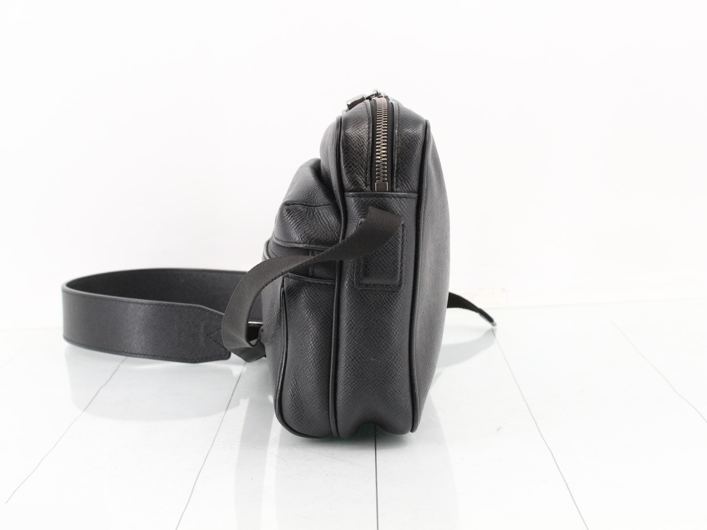 Taiga Messenger PM Shoulder Bag, Black — view 3