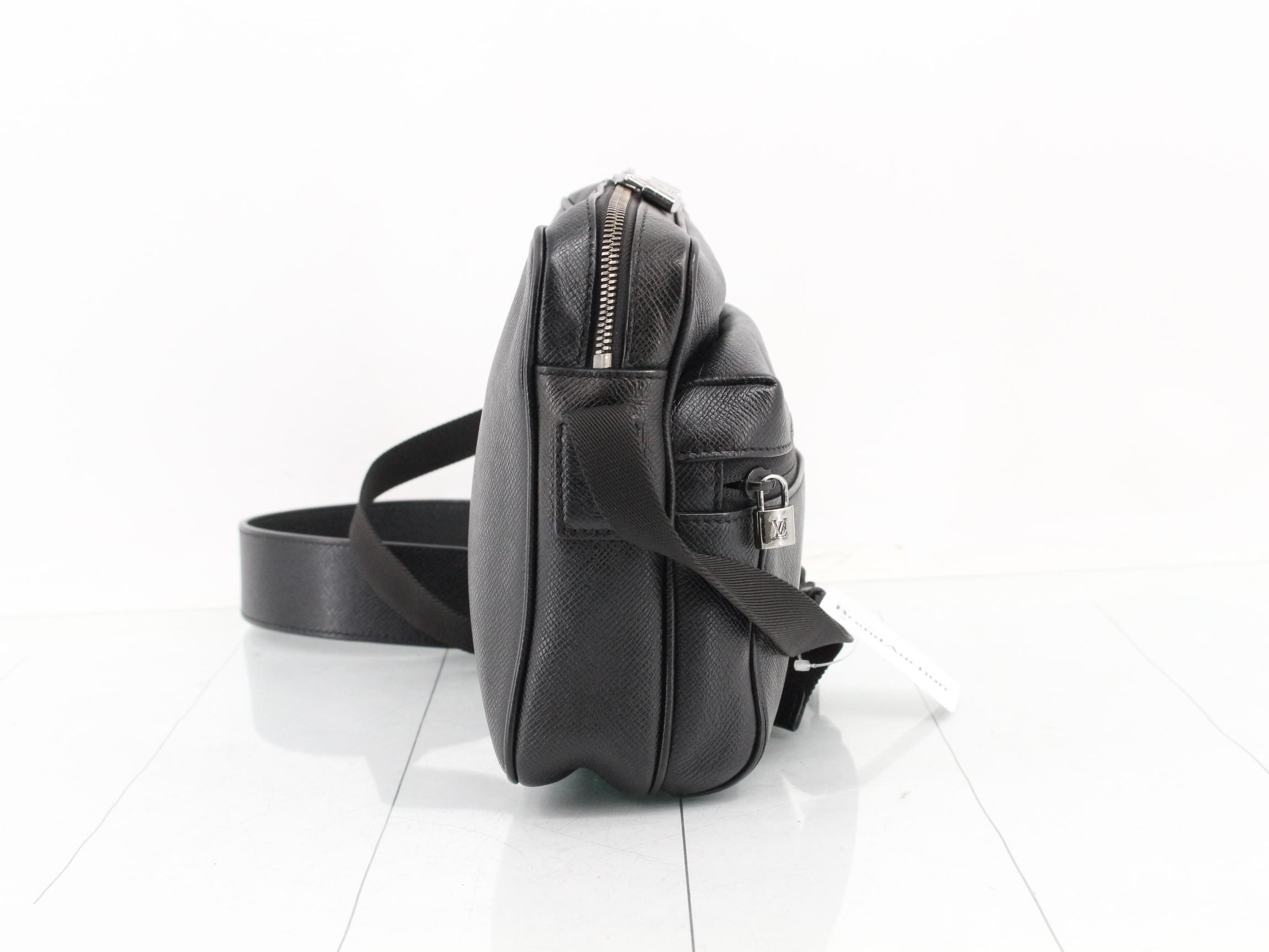 Taiga Messenger PM Shoulder Bag, Black — view 4