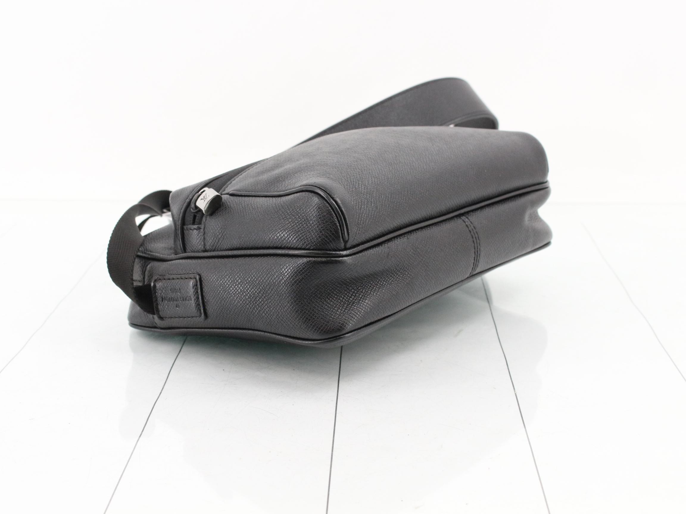 Taiga Messenger PM Shoulder Bag, Black — view 5