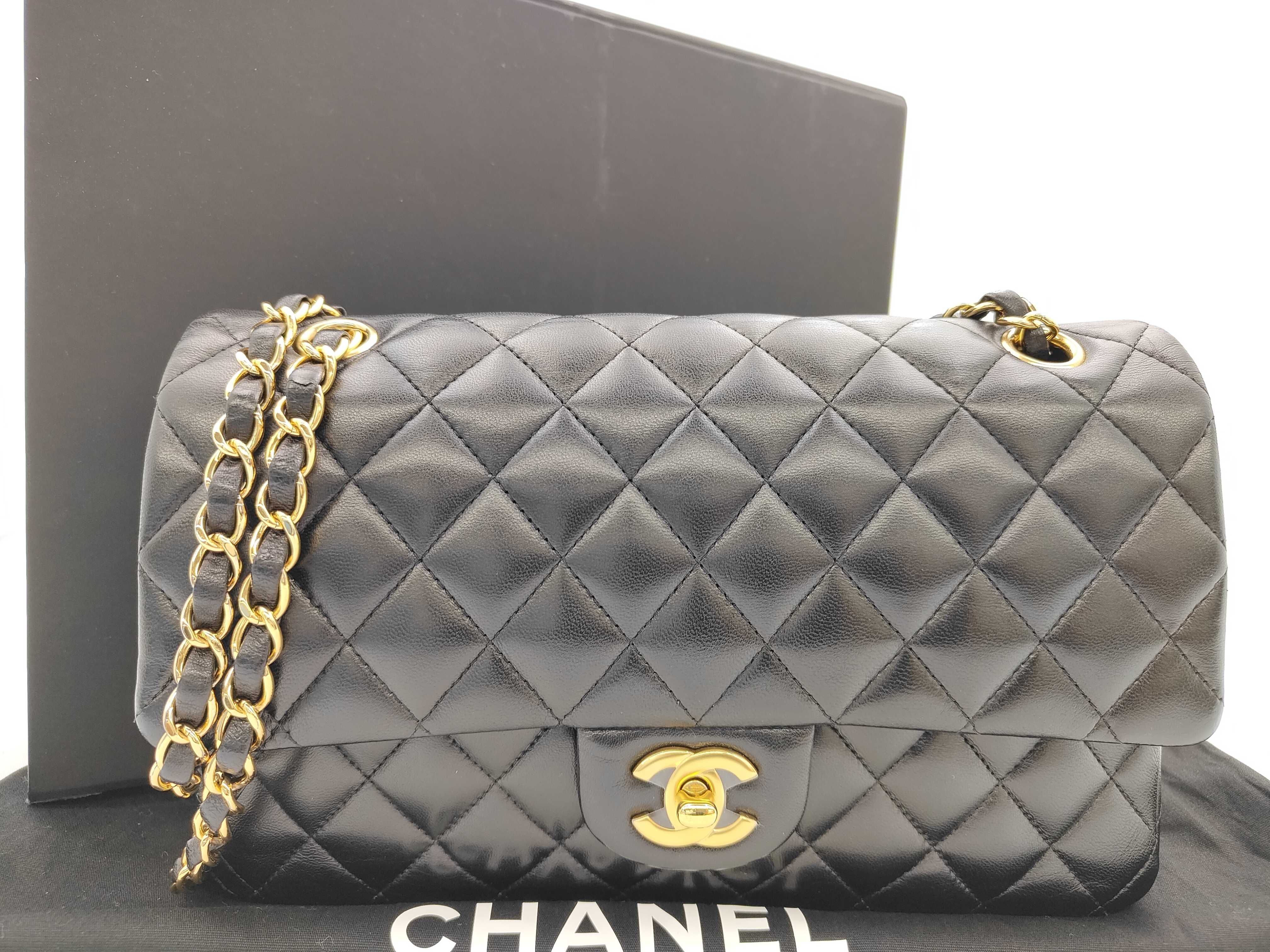 Matelassé 25cm Lambskin Shoulder Bag, Black with Gold Hardware, 31020413