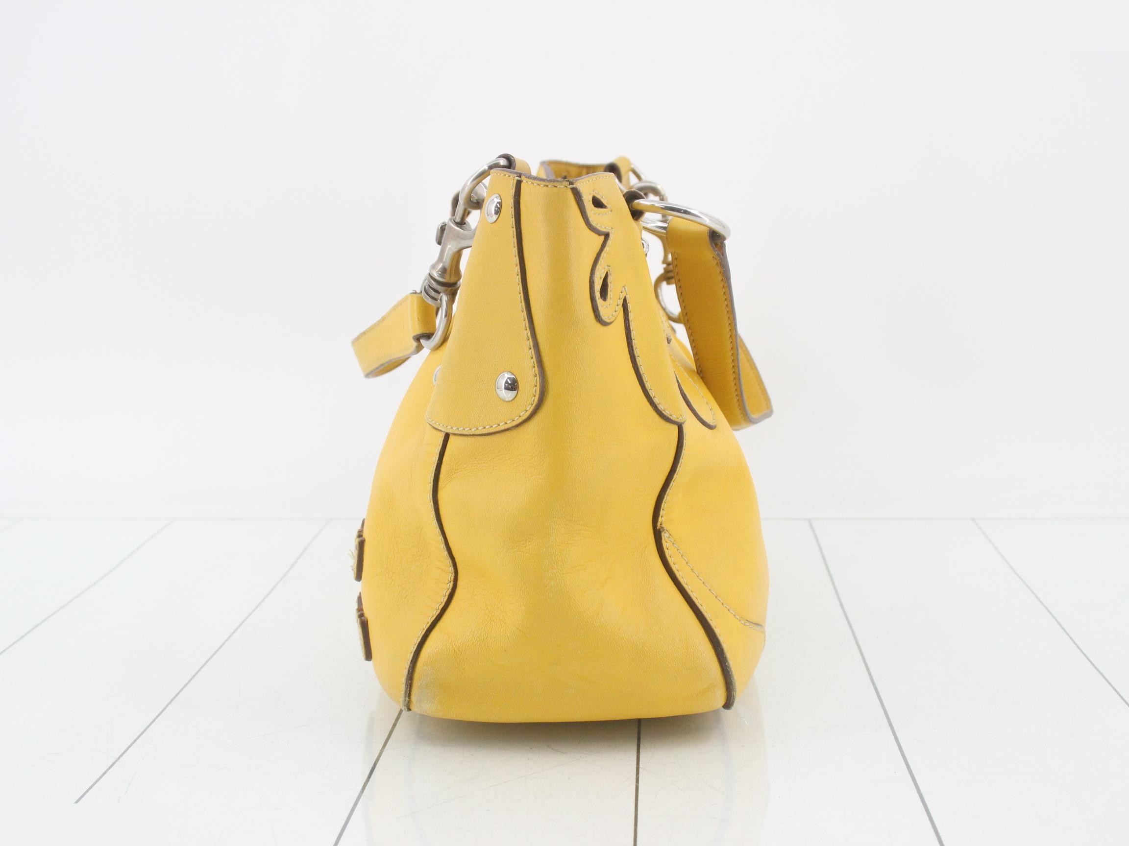 Leather semi-shoulder bag with flower motif and brand logo, yellow tones. — view 3