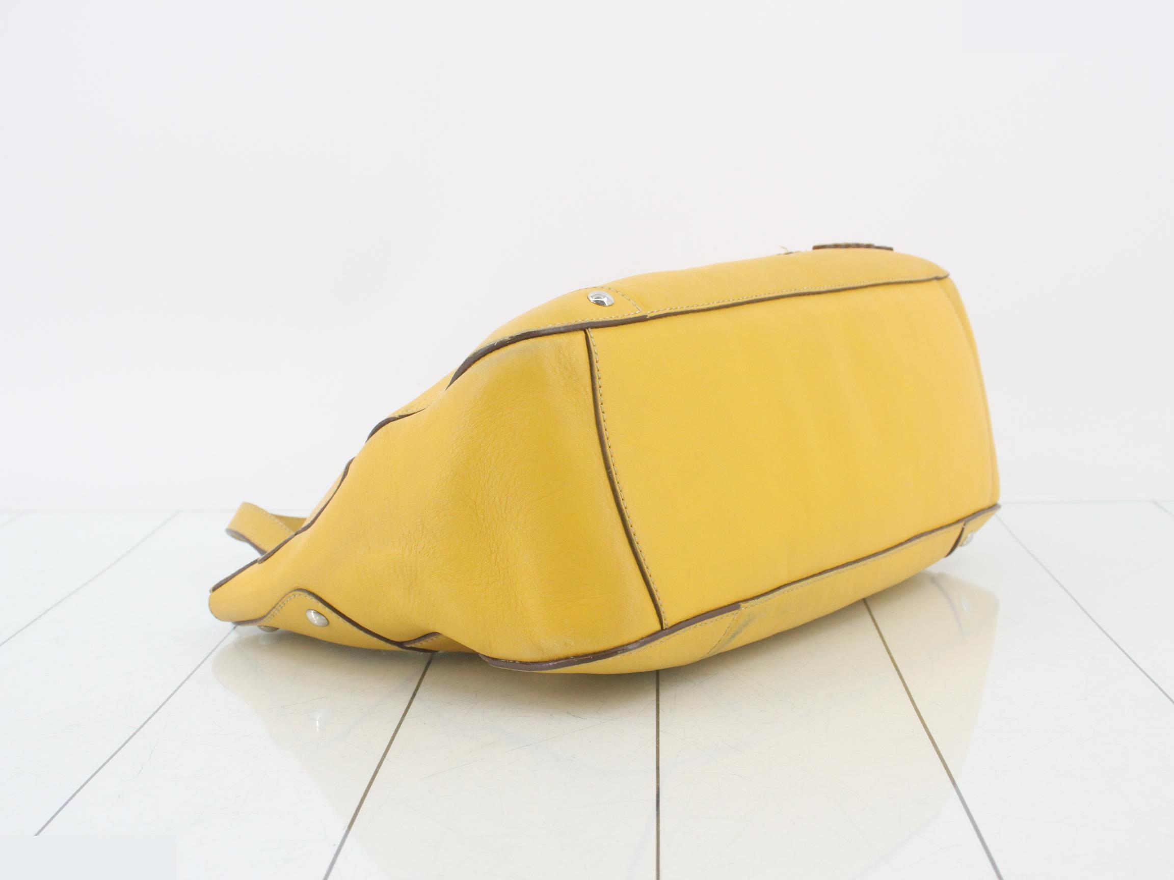 Leather semi-shoulder bag with flower motif and brand logo, yellow tones. — view 5