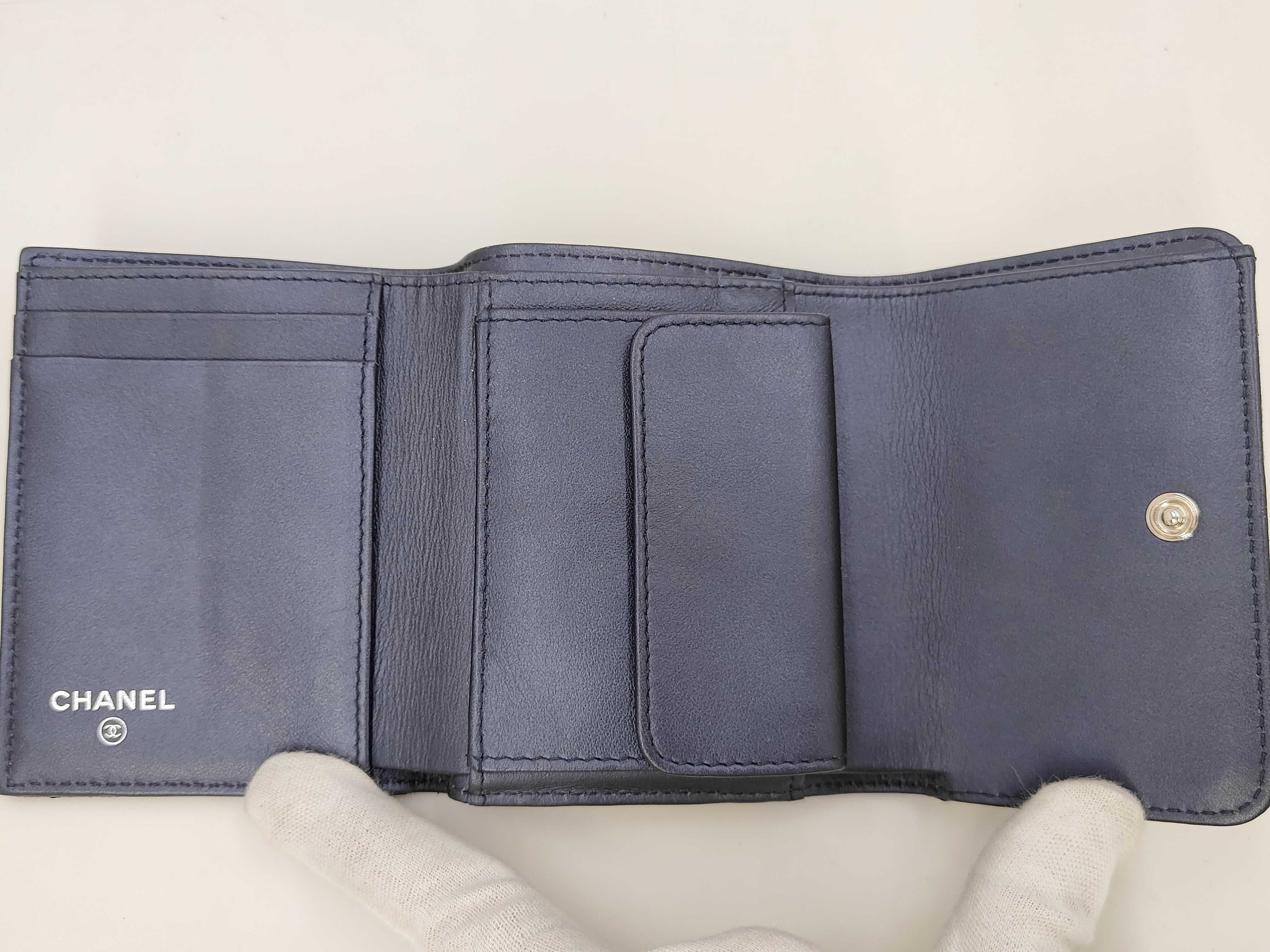 bi-fold wallet, serial number 24, with seal guarantee. — view 10