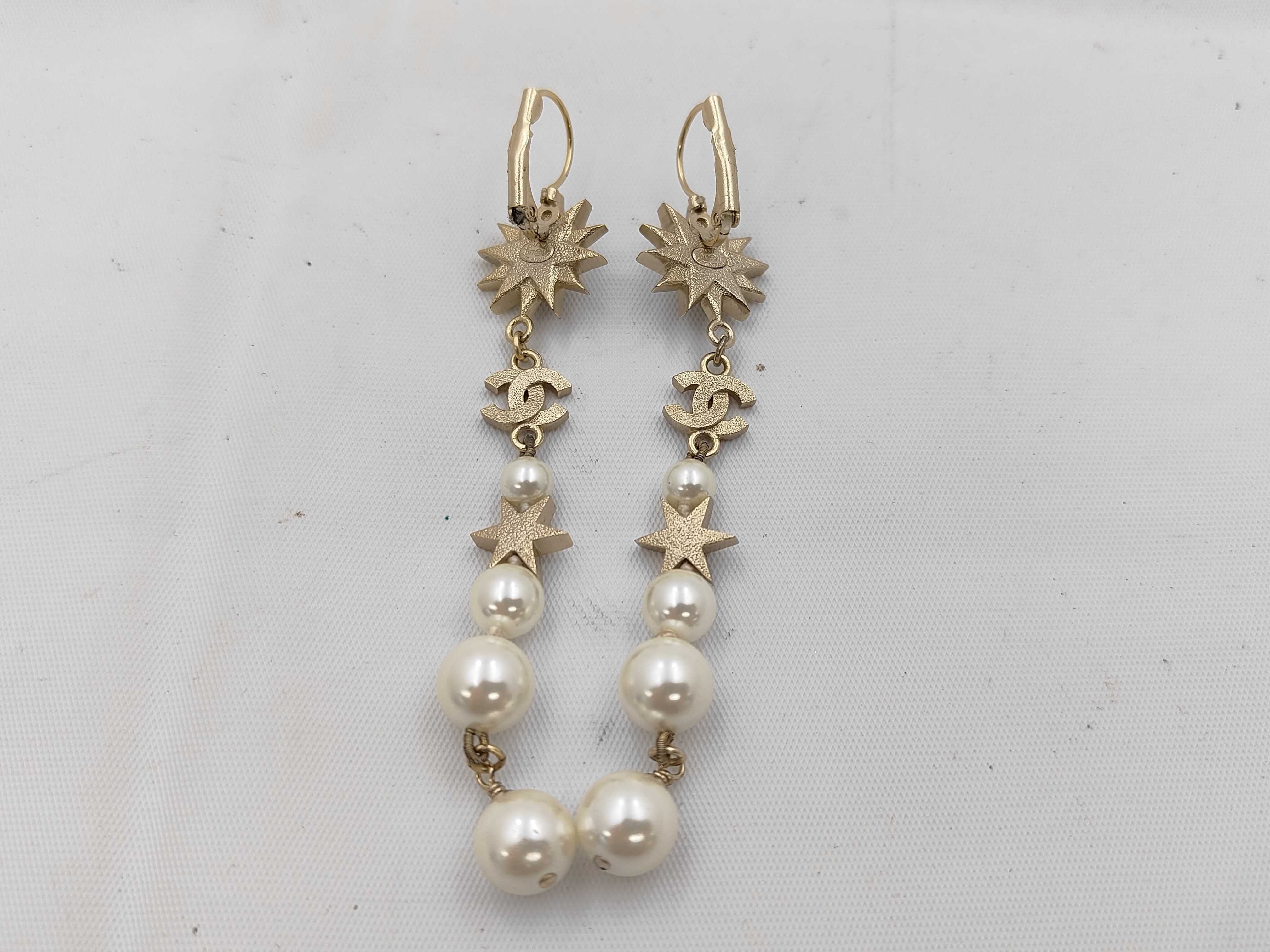 D17 Coco Mark Star Pearl Chain Earrings (Gold Earrings) — view 2