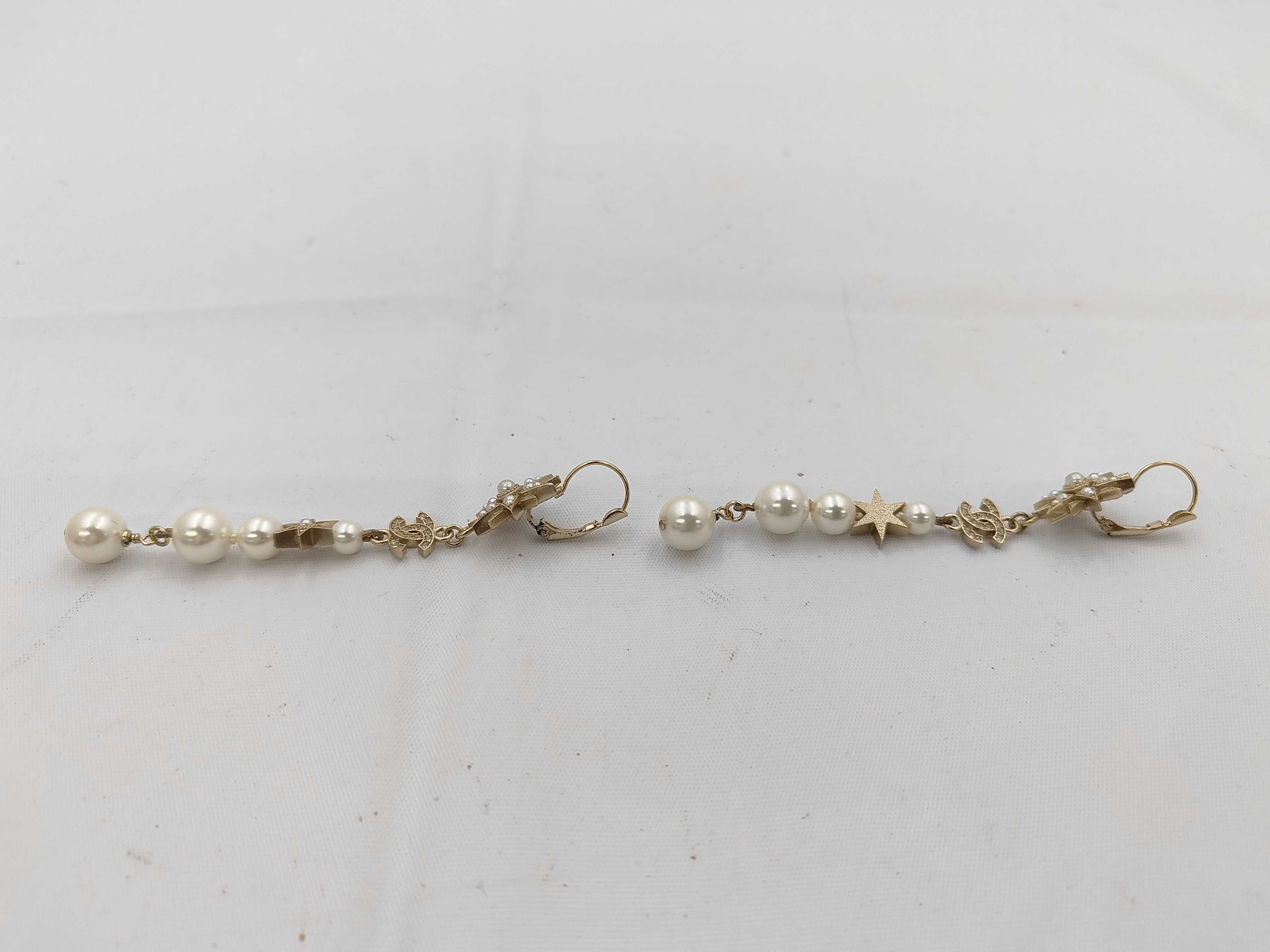 D17 Coco Mark Star Pearl Chain Earrings (Gold Earrings) — view 3