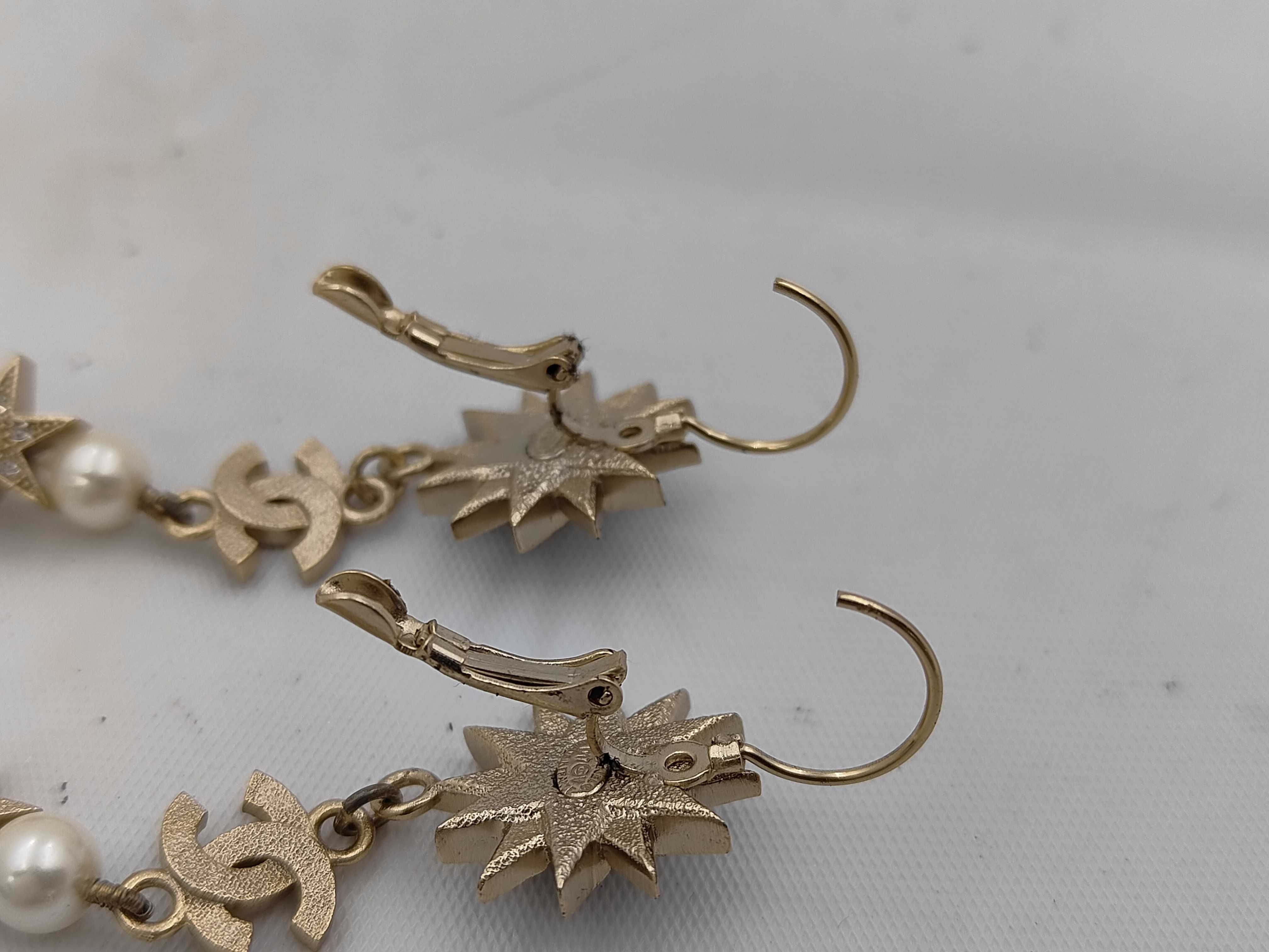 D17 Coco Mark Star Pearl Chain Earrings (Gold Earrings) — view 4