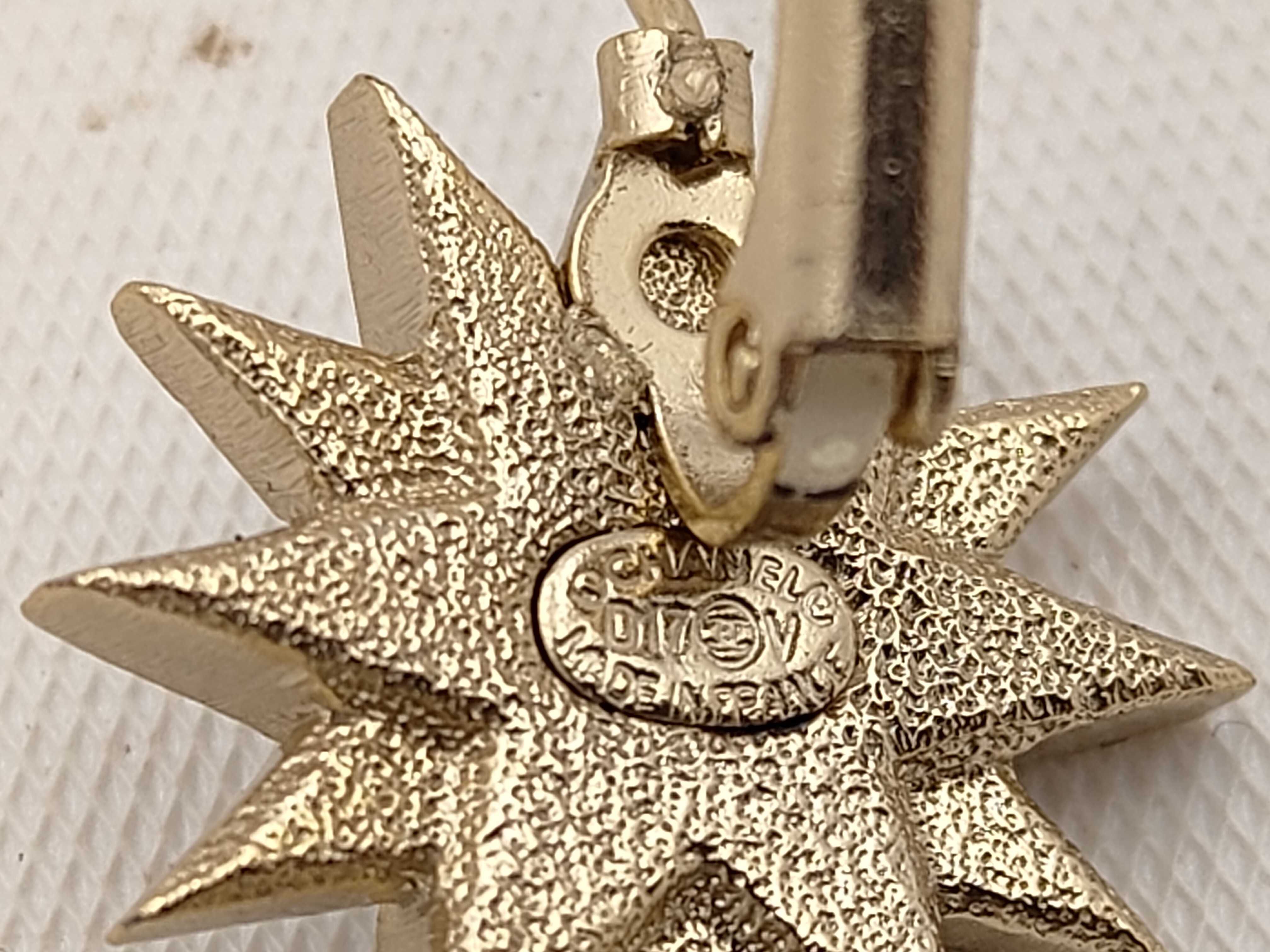 D17 Coco Mark Star Pearl Chain Earrings (Gold Earrings) — view 5