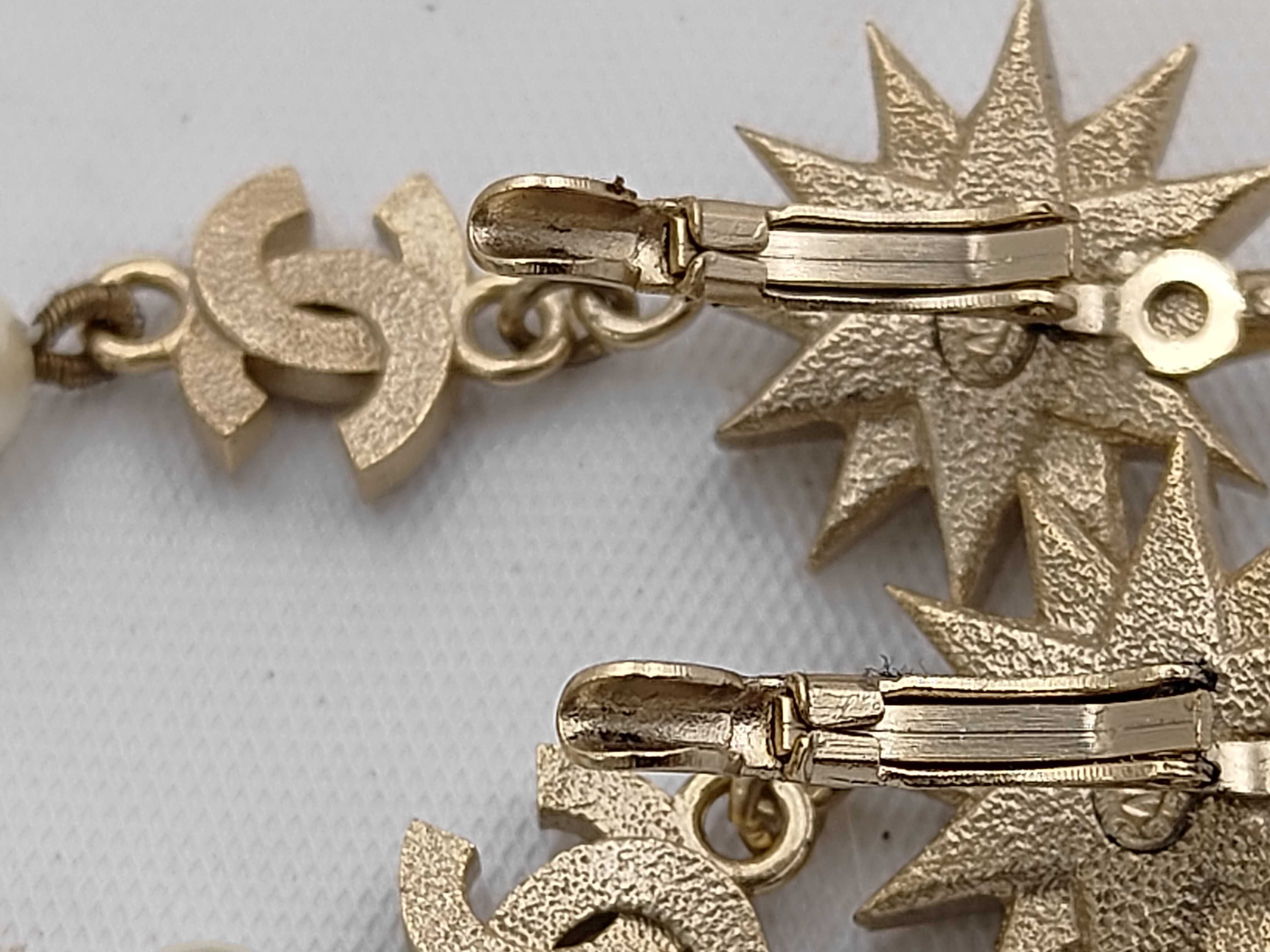 D17 Coco Mark Star Pearl Chain Earrings (Gold Earrings) — view 7