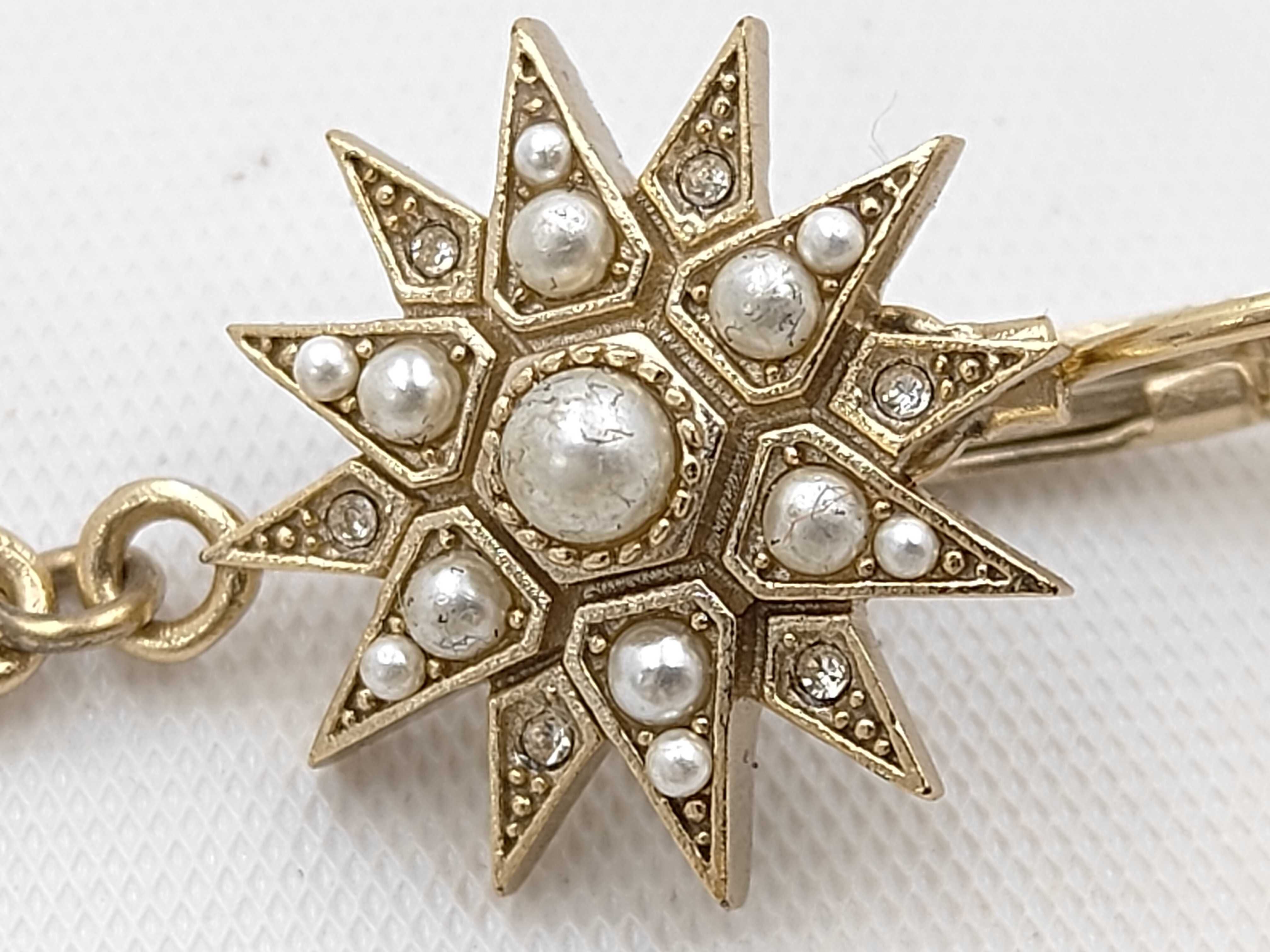 D17 Coco Mark Star Pearl Chain Earrings (Gold Earrings) — view 8