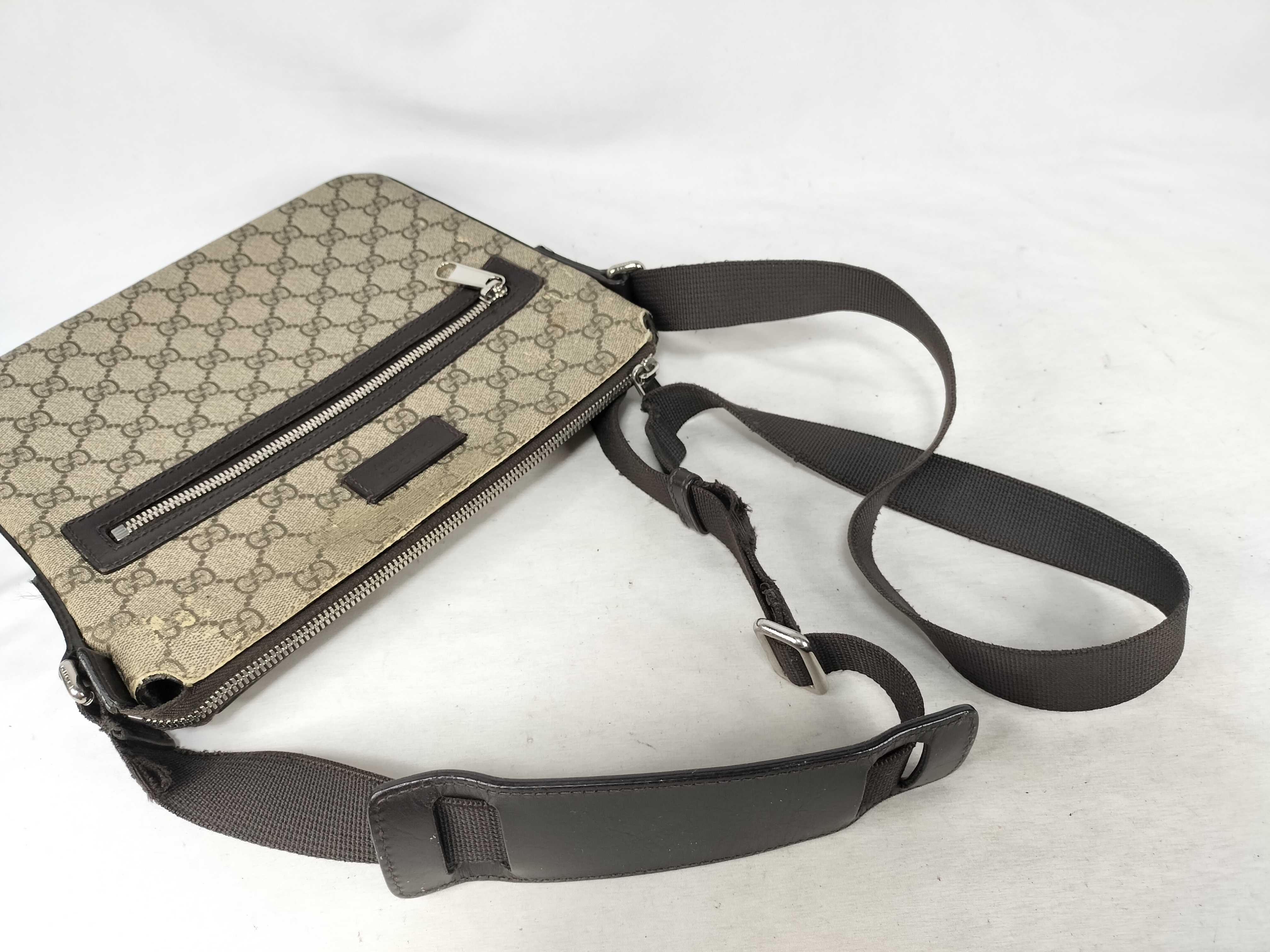 GG Supreme Shoulder Bag — view 3