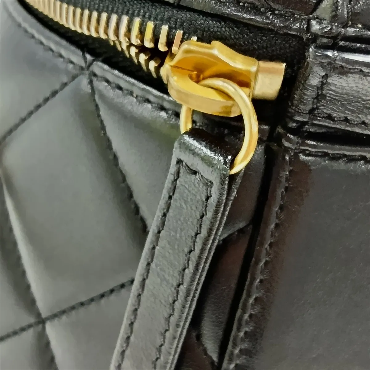 Matelassé Lambskin Chain Shoulder Bag Vanity Case Black Gold Hardware EEU7K560 Random Plate — view 11