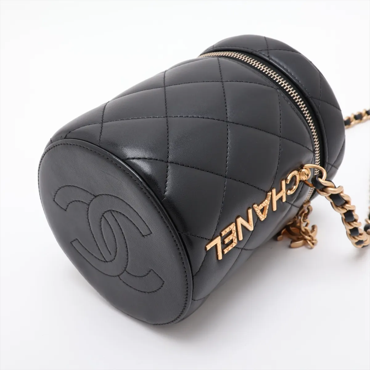 Matelassé Lambskin Chain Shoulder Bag Vanity Case Black Gold Hardware EEU7K560 Random Plate — view 3