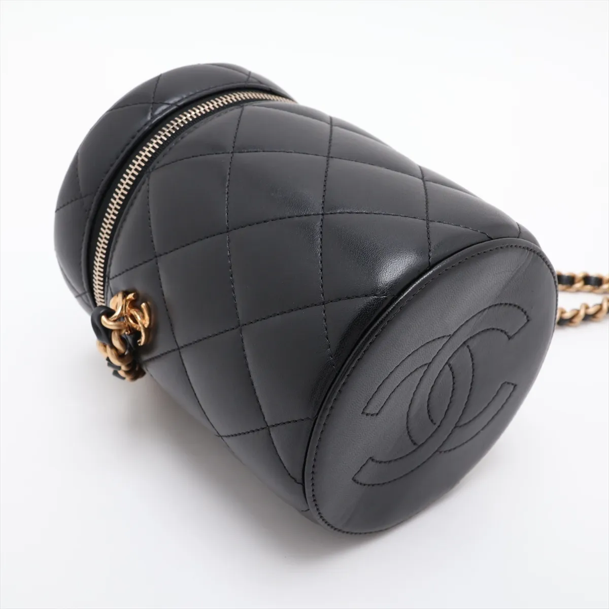 Matelassé Lambskin Chain Shoulder Bag Vanity Case Black Gold Hardware EEU7K560 Random Plate — view 4