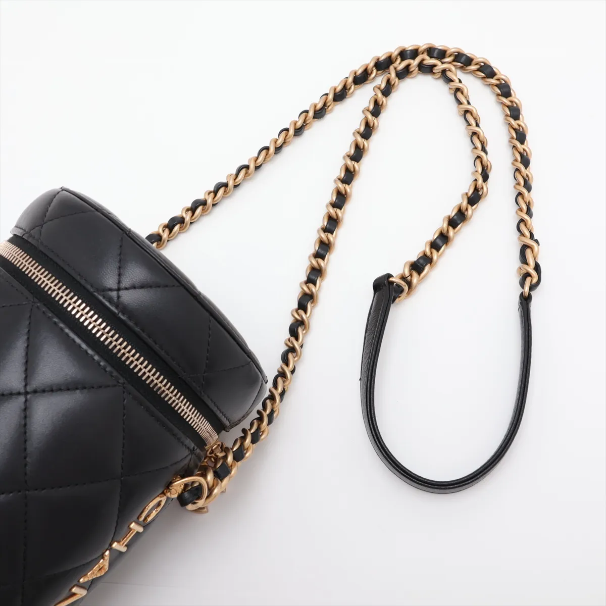 Matelassé Lambskin Chain Shoulder Bag Vanity Case Black Gold Hardware EEU7K560 Random Plate — view 5