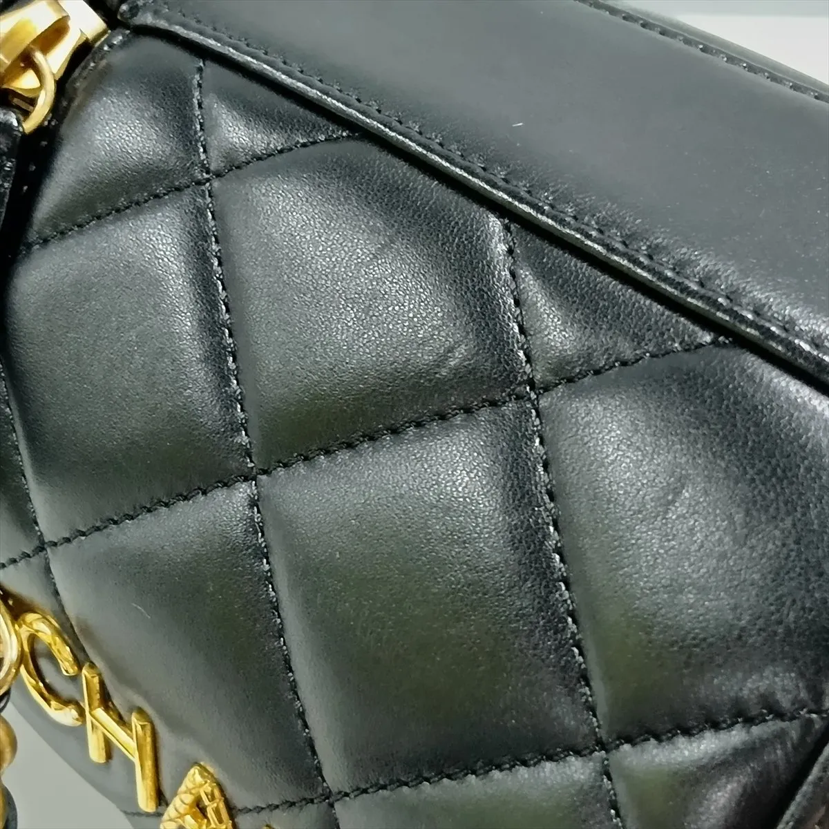Matelassé Lambskin Chain Shoulder Bag Vanity Case Black Gold Hardware EEU7K560 Random Plate — view 9